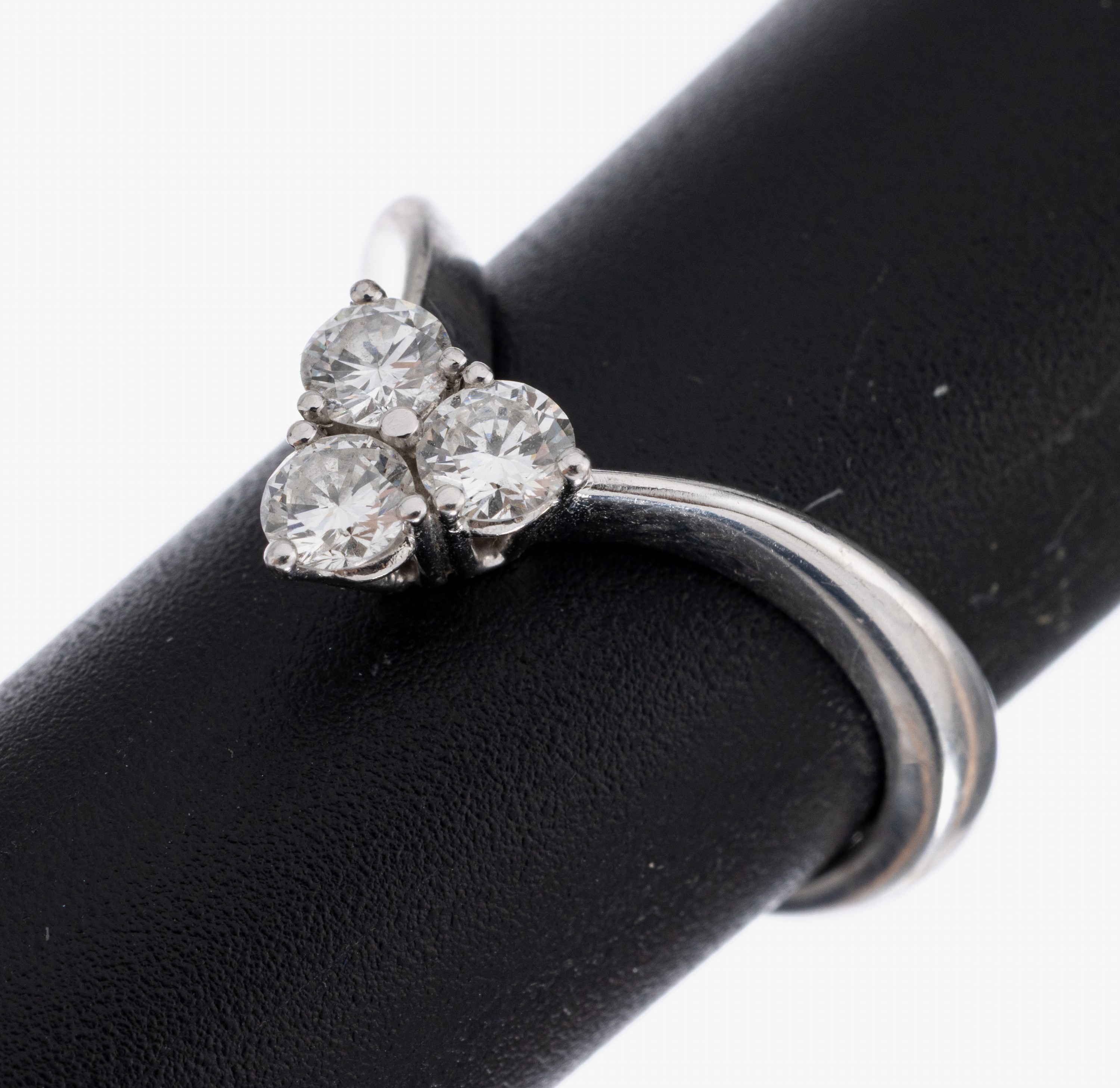 18 kt Gold Brillant-Ring, WG 750/000, geschwungene Grundform, 3 im Dreieck angeordnete Brillanten zus. ca. 0.45 ct feinesWeiß-Weiß/vs-si, RW 50, ...
