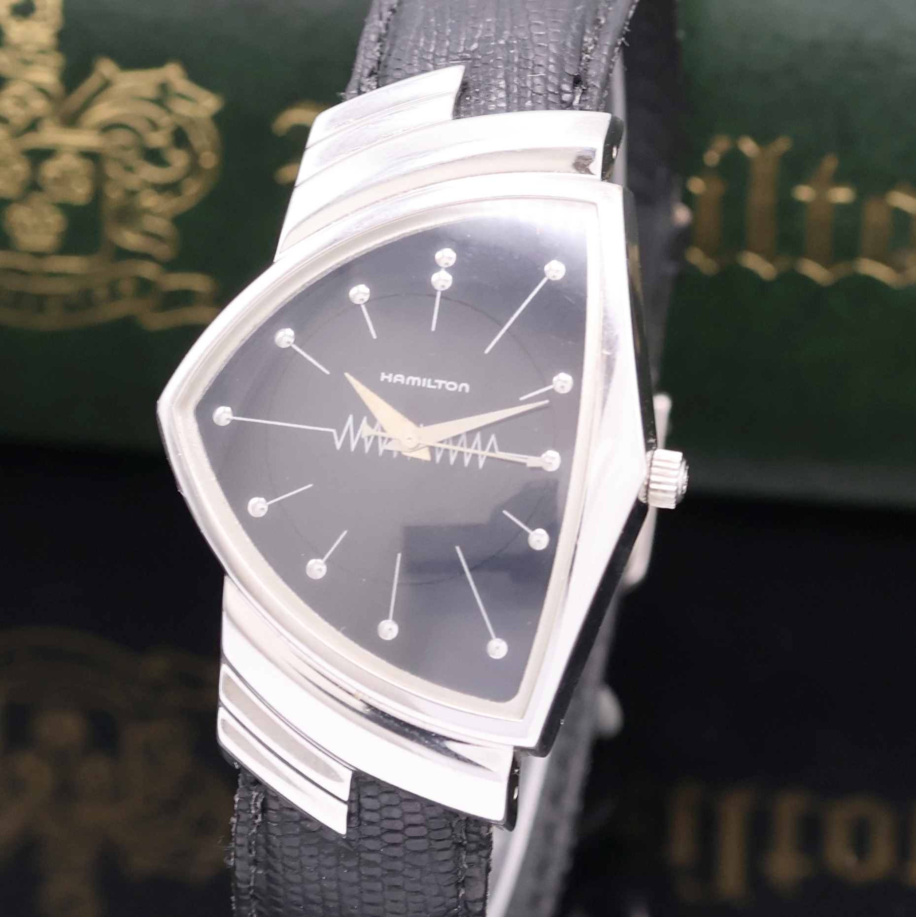 Detail a: HAMILTON Ventura ausgefallene Armbanduhr im Design der 1950er Jahre, um 2010, quartz, 2 -tlg., dreieckig gerundetes Geh., Stahlboden 3-fach verschr., ...