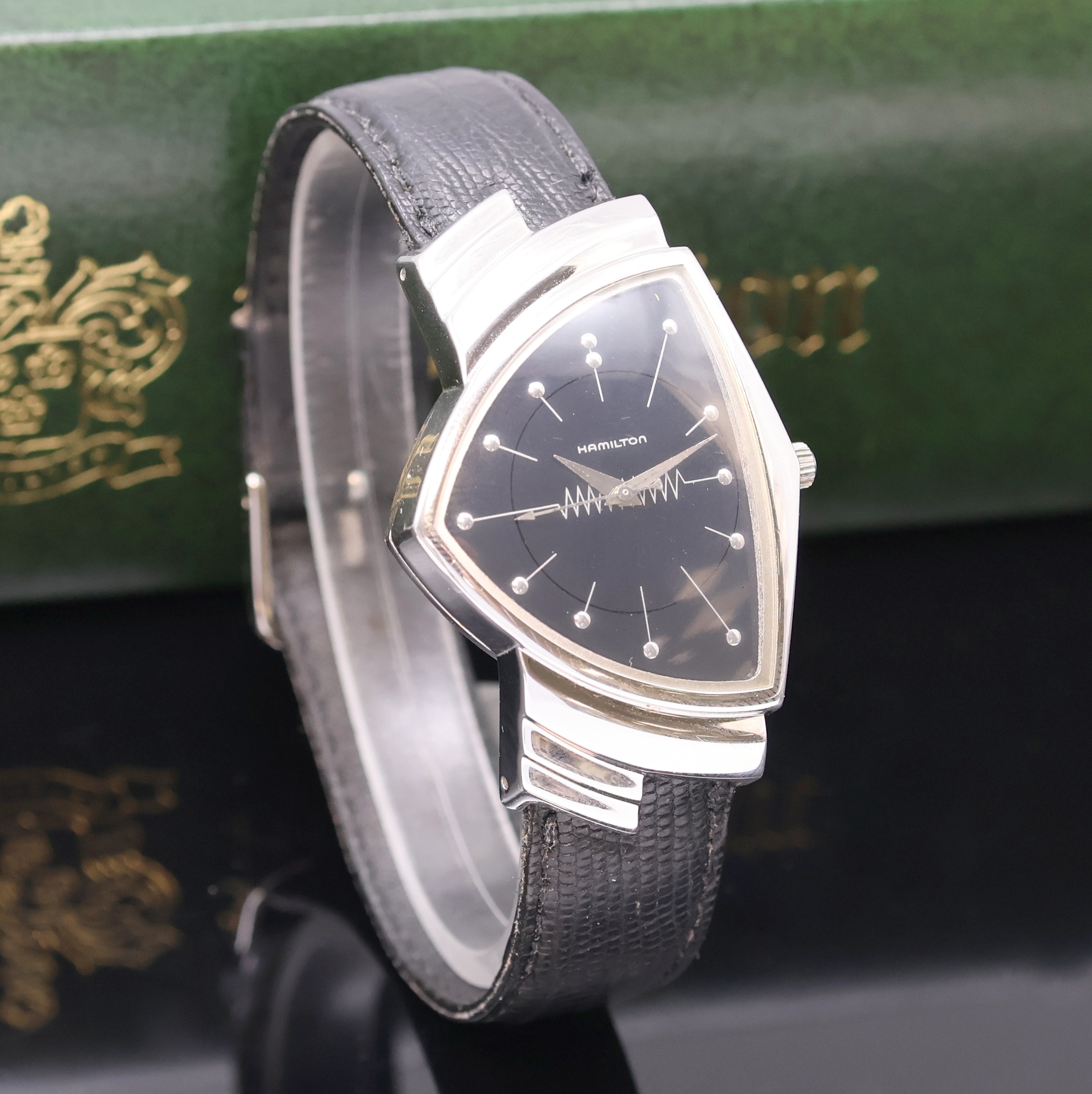 Detail b: HAMILTON Ventura ausgefallene Armbanduhr im Design der 1950er Jahre, um 2010, quartz, 2 -tlg., dreieckig gerundetes Geh., Stahlboden 3-fach verschr., ...