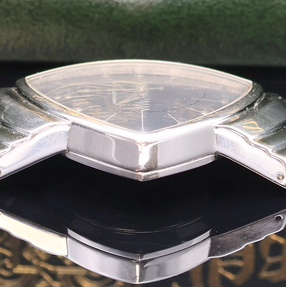 Detail d: HAMILTON Ventura ausgefallene Armbanduhr im Design der 1950er Jahre, um 2010, quartz, 2 -tlg., dreieckig gerundetes Geh., Stahlboden 3-fach verschr., ...