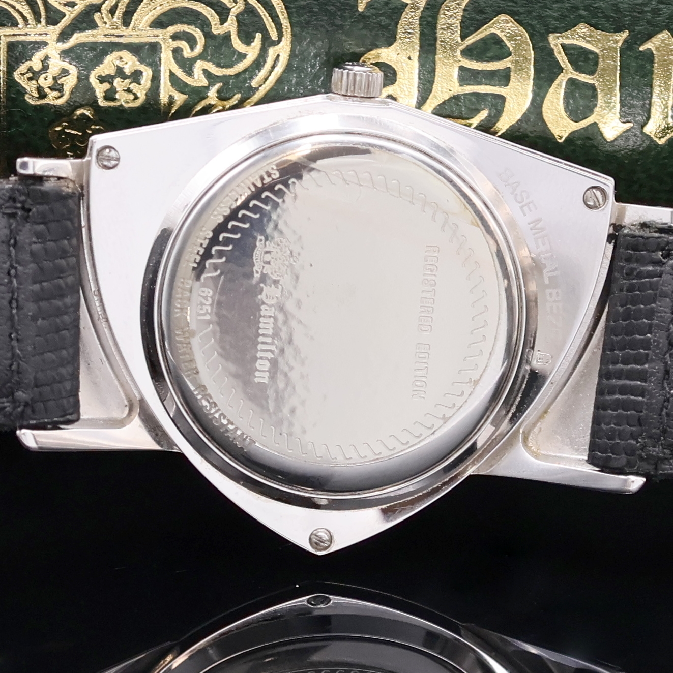 Detail e: HAMILTON Ventura ausgefallene Armbanduhr im Design der 1950er Jahre, um 2010, quartz, 2 -tlg., dreieckig gerundetes Geh., Stahlboden 3-fach verschr., ...