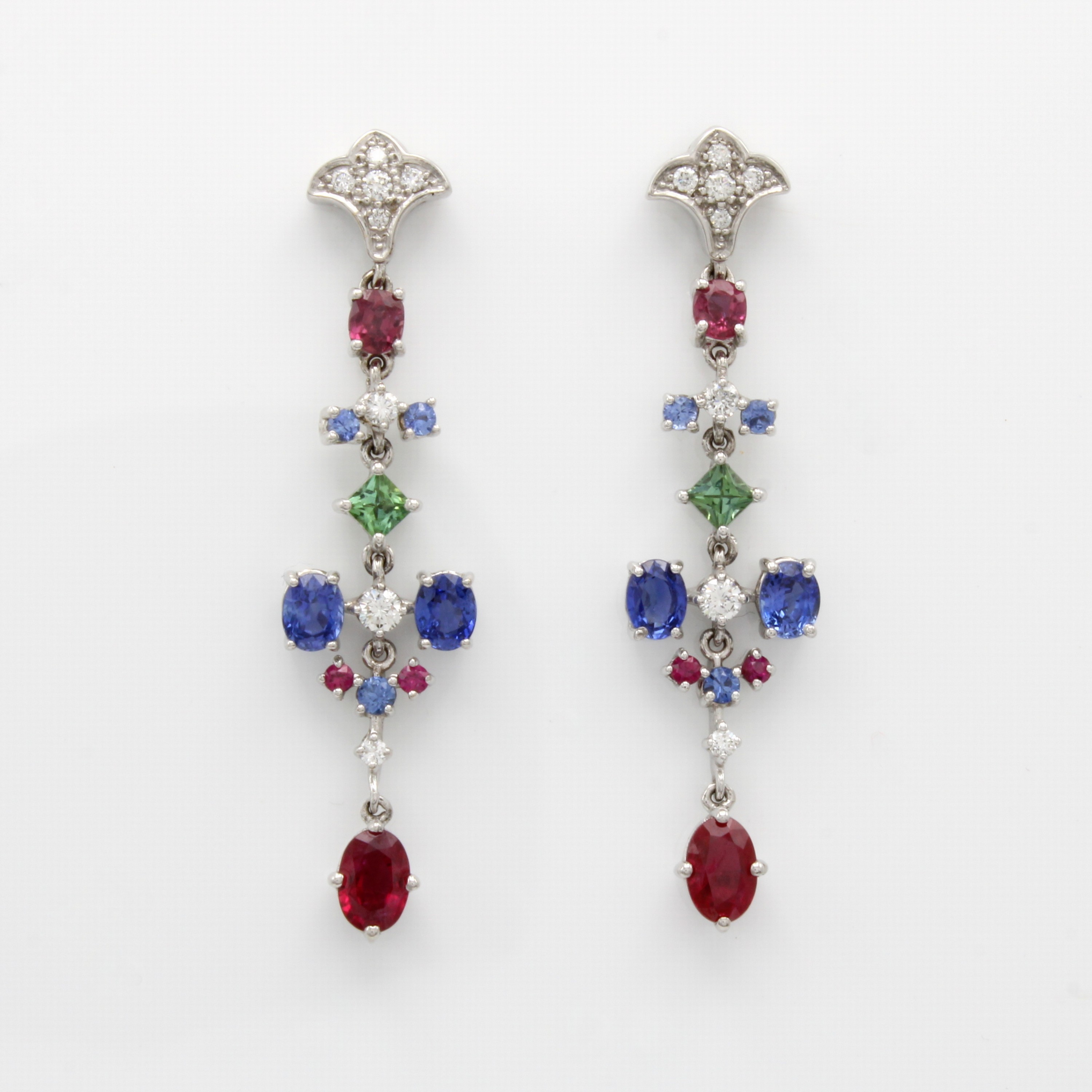 Image 27012367 - Paar Ohrgehänge mit Farbsteinen und Brillanten, WG 750/000, 8 Rubine zus. ca. 1.86 ct, ...