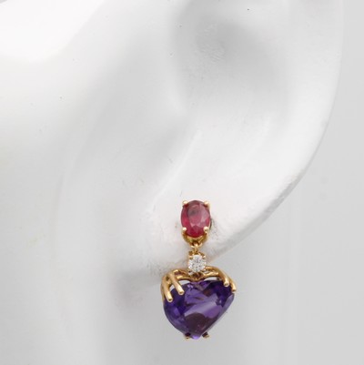 27012300a - Paar Ohrgehänge mit Amethysten, Rubinen und Brillanten, RG 750/000, 2 Amethystherze ...