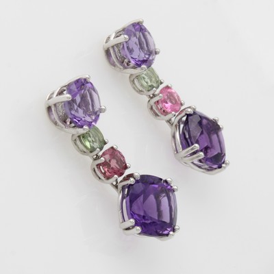 27012391a - Paar Ohrgehänge mit Farbsteinen, WG 750/000, Amethyste zus. ca. 12.23 ct, hellgrüne ...