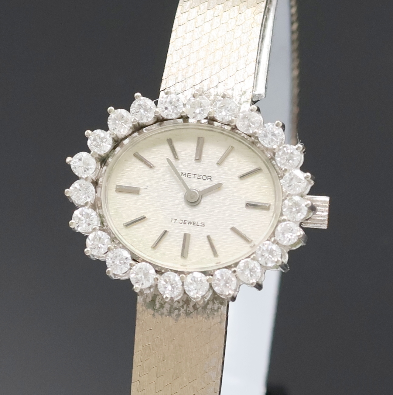 Detail a: METEOR Damenarmbanduhr in WG 585/000 mit Diamantlünette, Handaufzug, Deutschland um 1965, Boden aufgedr., Lün. aufw. m. Diamanten bes., silb. ...