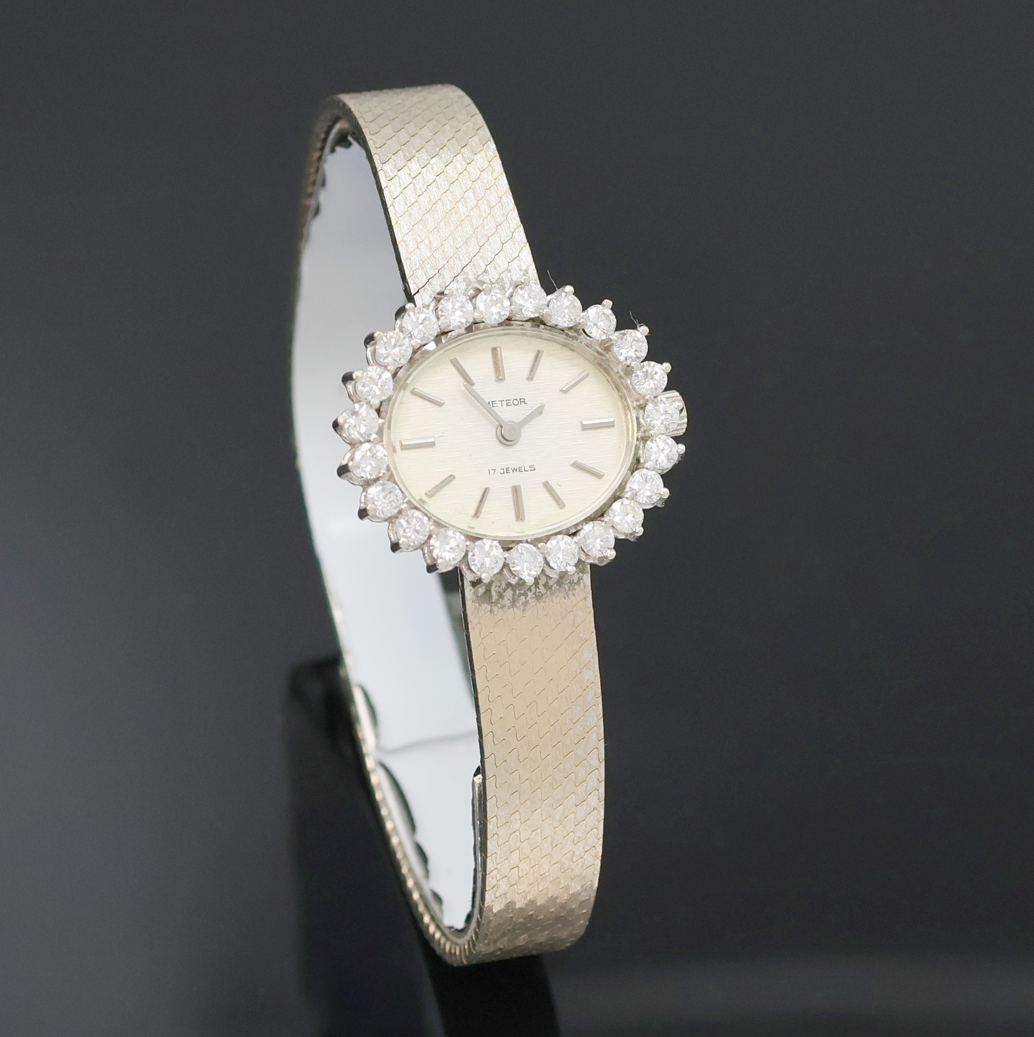 Detail b: METEOR Damenarmbanduhr in WG 585/000 mit Diamantlünette, Handaufzug, Deutschland um 1965, Boden aufgedr., Lün. aufw. m. Diamanten bes., silb. ...