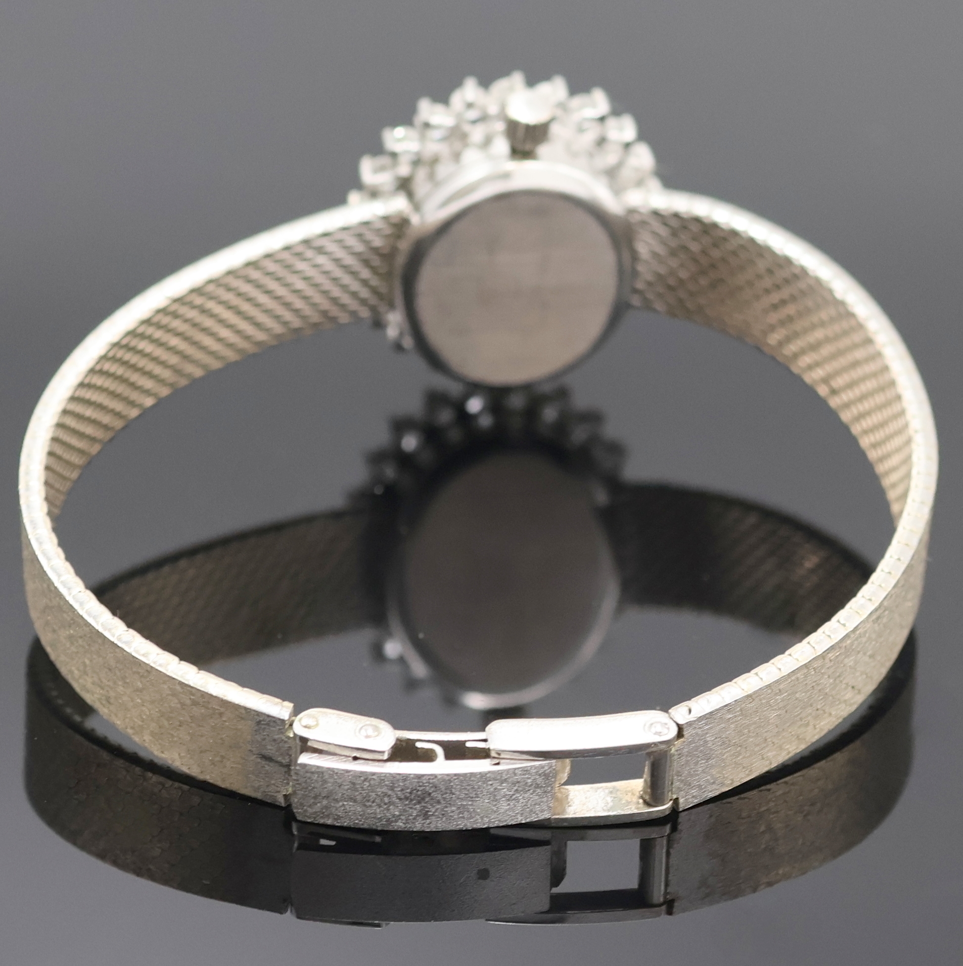 Detail c: METEOR Damenarmbanduhr in WG 585/000 mit Diamantlünette, Handaufzug, Deutschland um 1965, Boden aufgedr., Lün. aufw. m. Diamanten bes., silb. ...