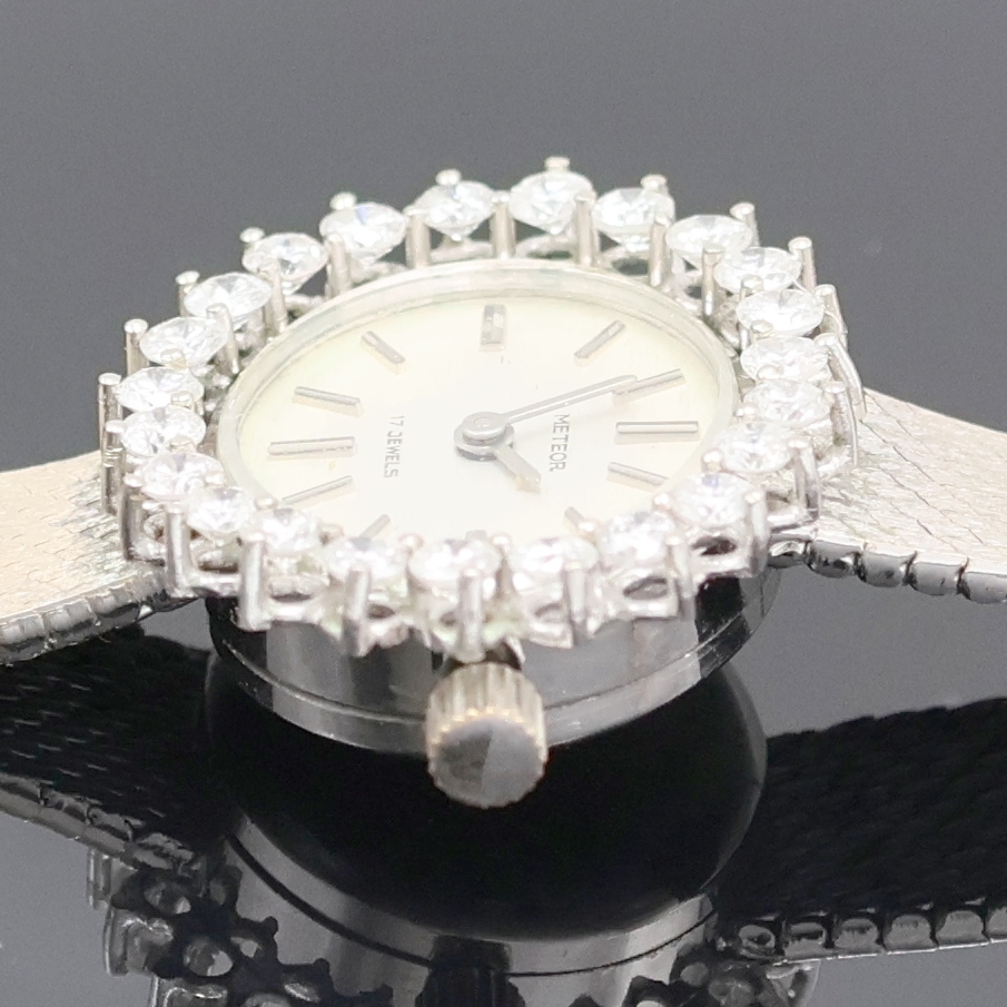 Detail d: METEOR Damenarmbanduhr in WG 585/000 mit Diamantlünette, Handaufzug, Deutschland um 1965, Boden aufgedr., Lün. aufw. m. Diamanten bes., silb. ...