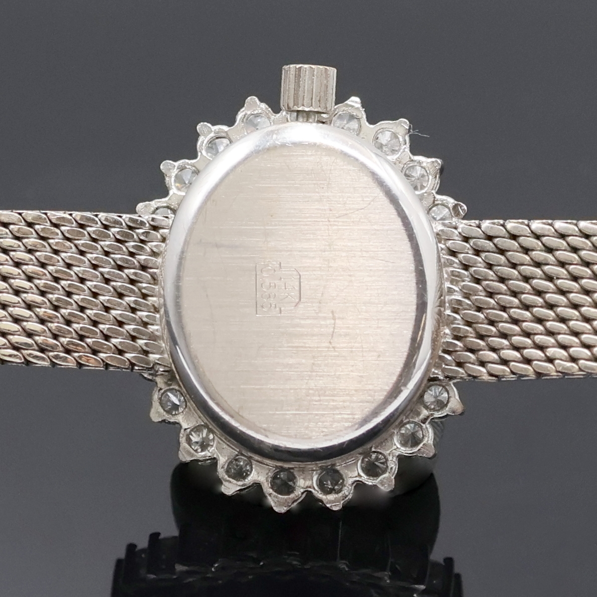 Detail e: METEOR Damenarmbanduhr in WG 585/000 mit Diamantlünette, Handaufzug, Deutschland um 1965, Boden aufgedr., Lün. aufw. m. Diamanten bes., silb. ...