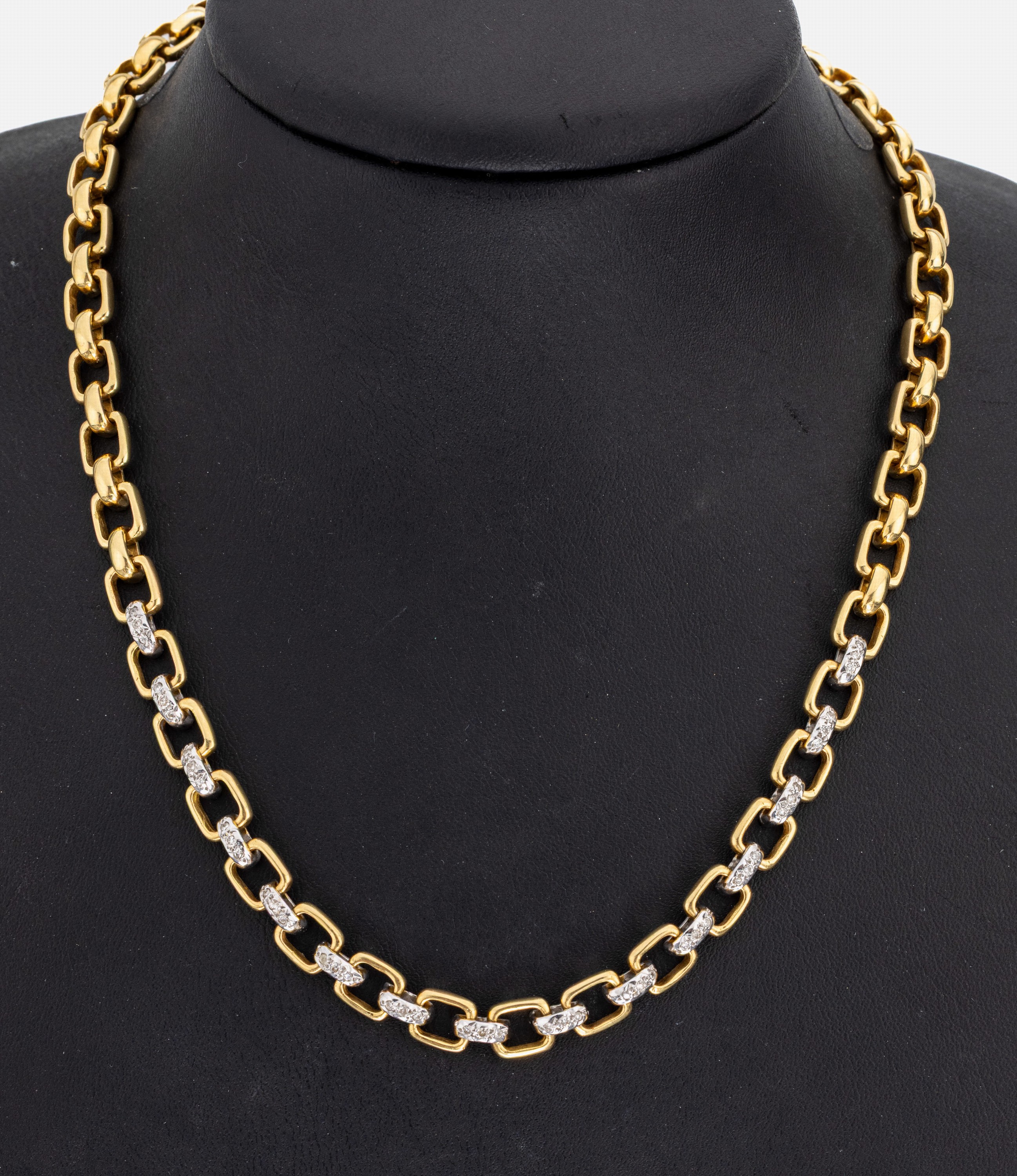 18 kt Gold Diamant-Collier, GG 750/000, qualitätvolle Verarbeitung, quadratische Glieder, 15 WG-Zwischenglieder mit 45 8/8- Diamanten zus. ca. 0.40 ...