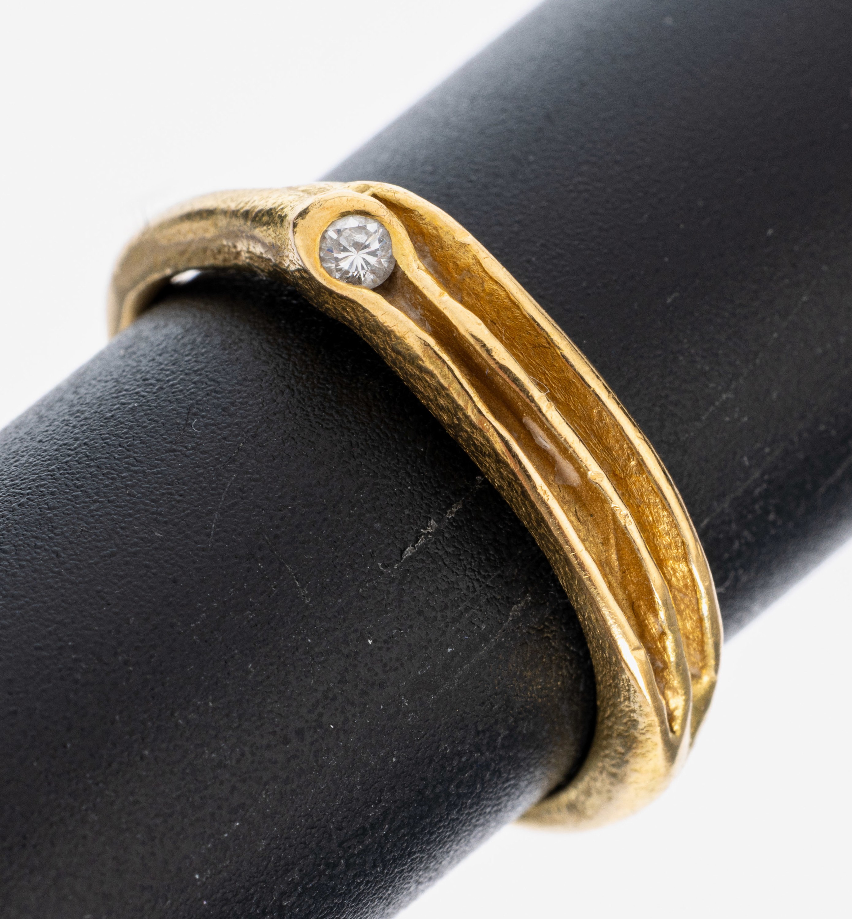 Image 27012820 - 18 kt Gold Brillant-Ring, GG 750/000, abstraktes Design, 1 Brillant ca. 0.04 ct (grav.) ...