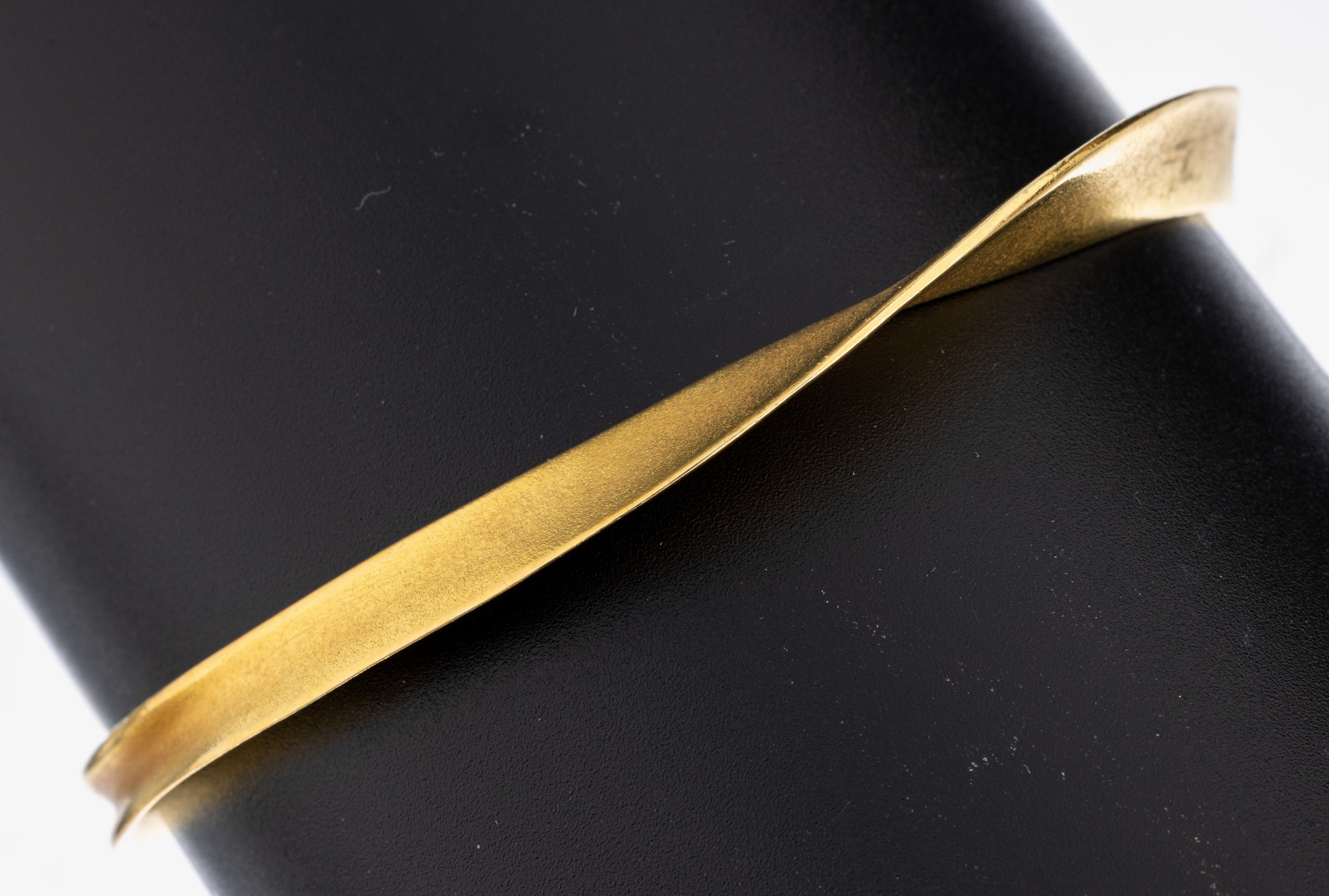 Image 27012833 - 14 kt Gold Armreif, GG 585/000, sat., ausgefallenes Design, ca. 6.5 x 6 cm, ca. 18.6g