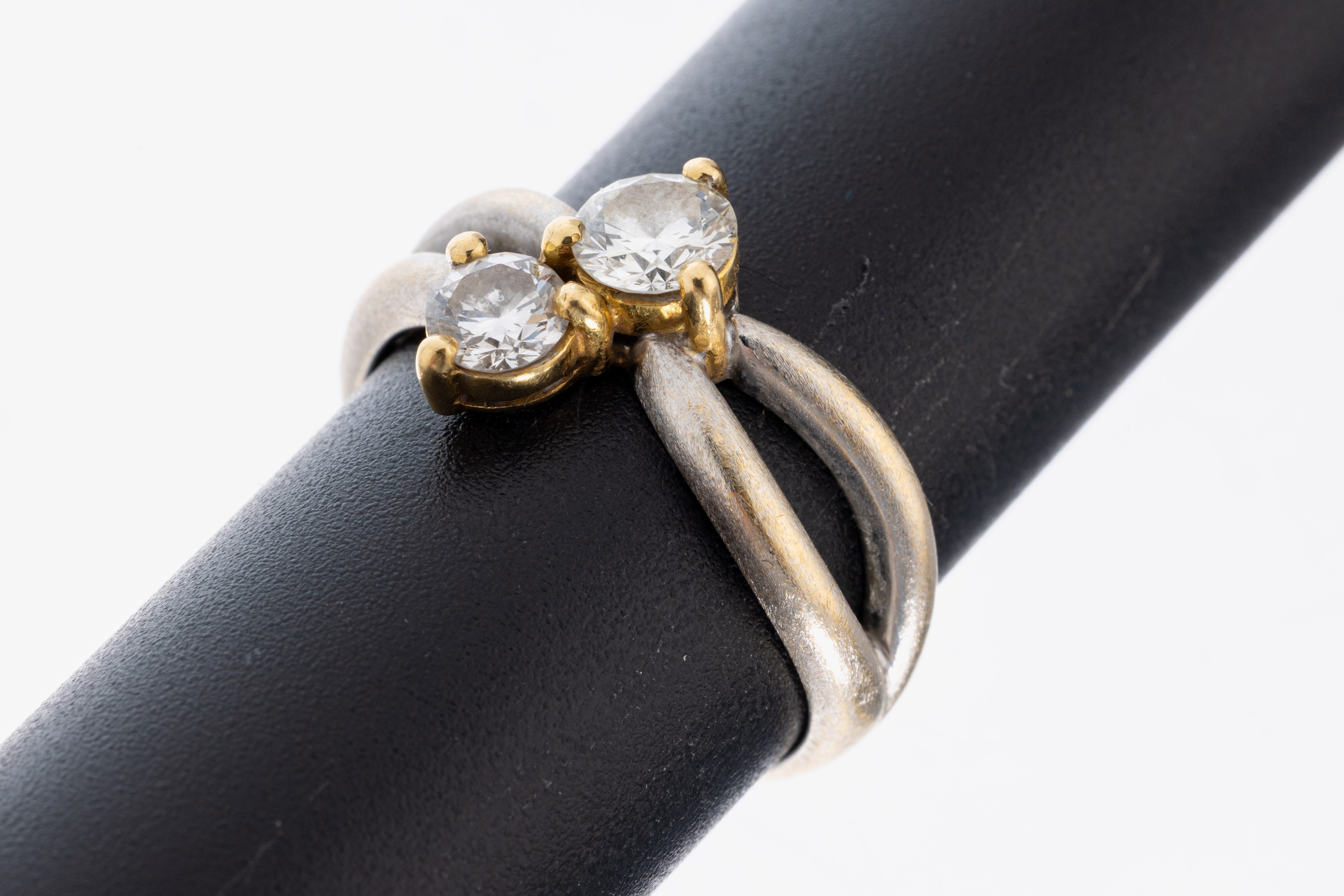 Image 27012860 - 18 kt Gold Brillant-Ring, WG/GG 750/000, 2 in GG gefasste Brillanten zus. ca. 0.70 ct ...