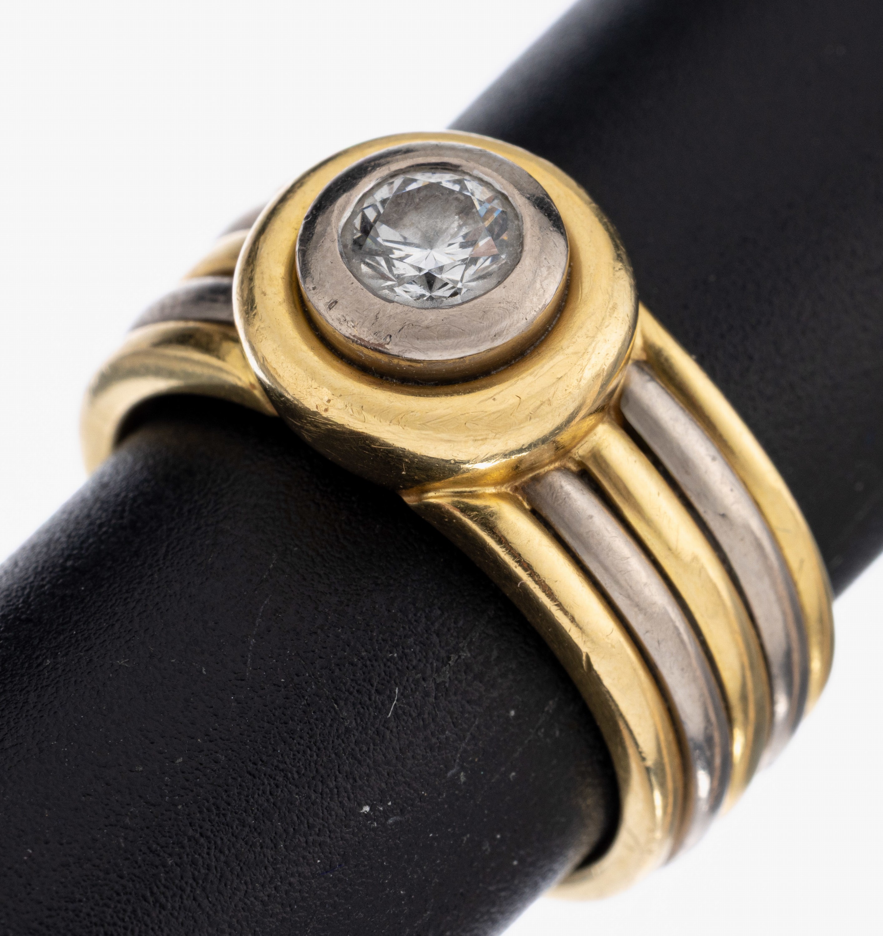 18 kt Gold Brillant-Ring, GG/WG 750/000, Ringschiene gerillt, in WG gefasster Brillant ca. 0.50 ct (grav.) Weiß/vs-si, RW 58, ca. 17 g, ...