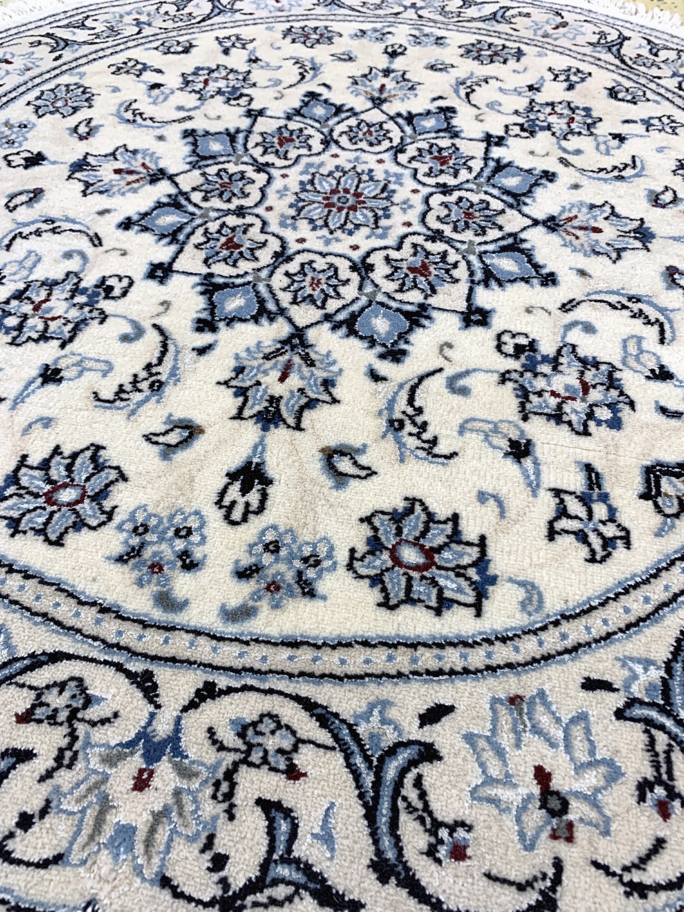 Detail b: 2 Lots Nain fein(9 La), Persien, Ende 20.Jhd, Korkwolle mit Seide, durchmsßer: ca. 110 cm, Reinigungsbedürftig, EHZ: 2.