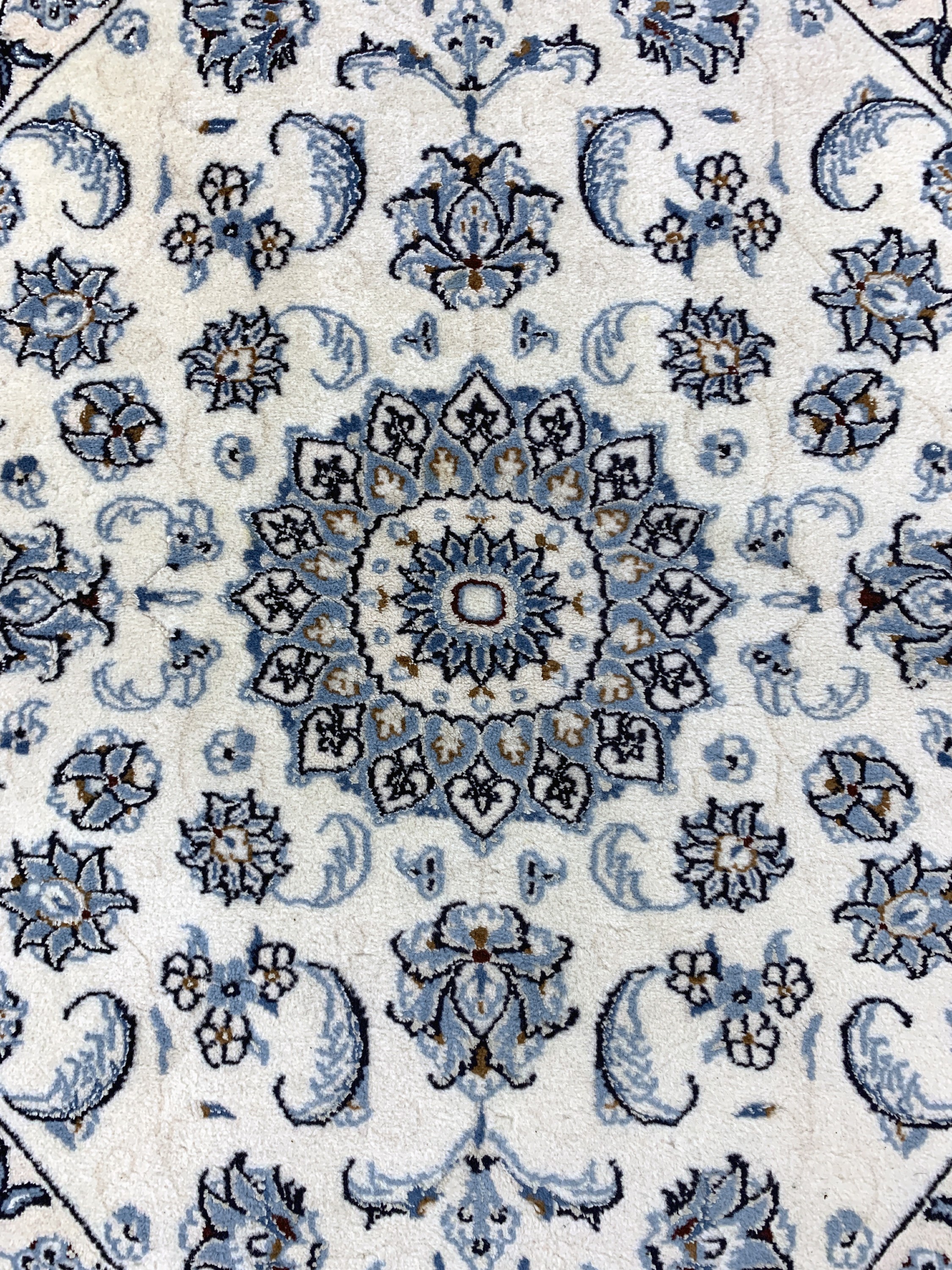 Detail d: 2 Lots Nain fein(9 La), Persien, Ende 20.Jhd, Korkwolle mit Seide, durchmsßer: ca. 110 cm, Reinigungsbedürftig, EHZ: 2.