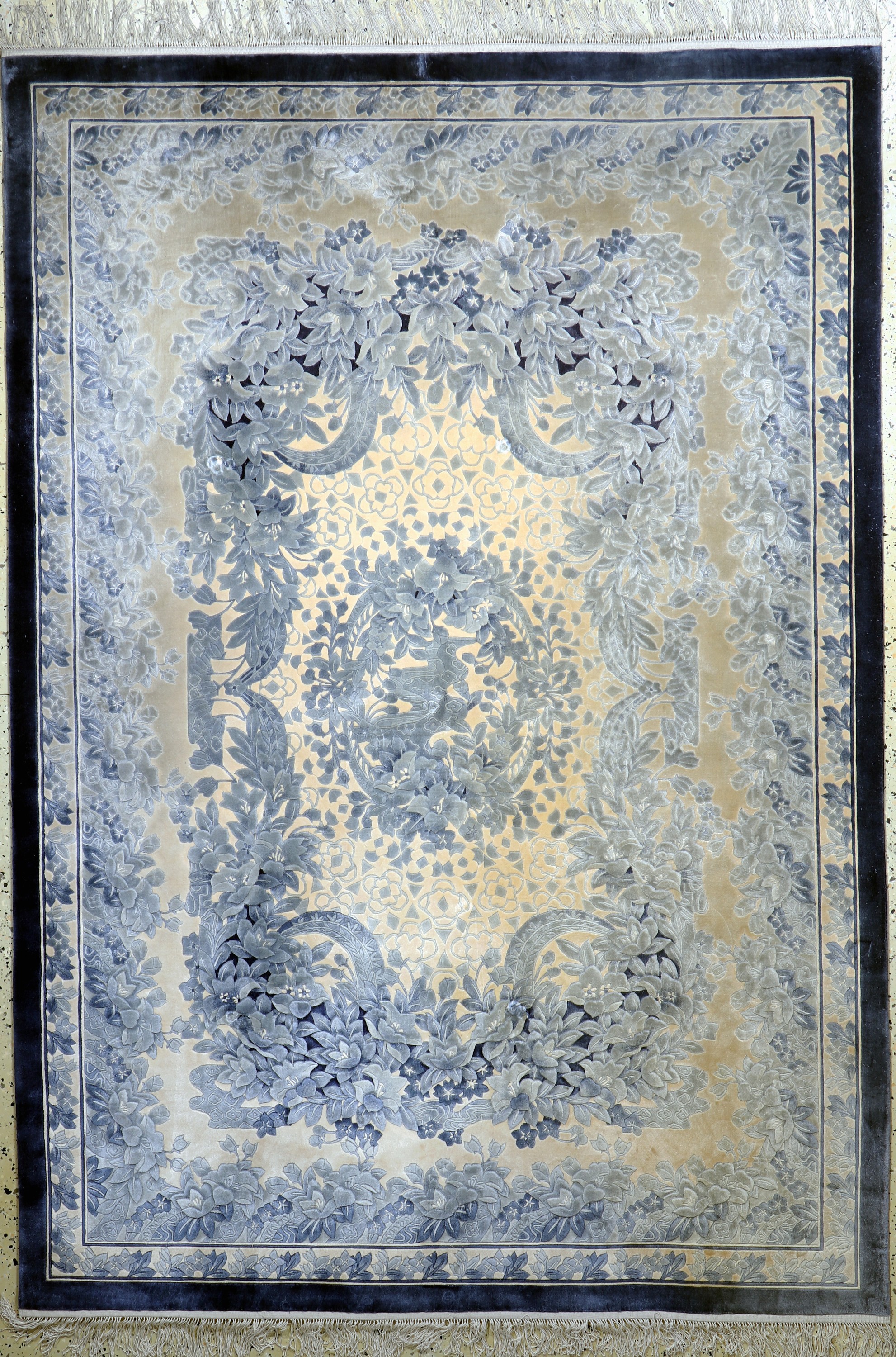 Seidenteppich, China, Ende 20.Jhd, reine Naturseide, ca. 240 x 170 cm, EHZ: 2