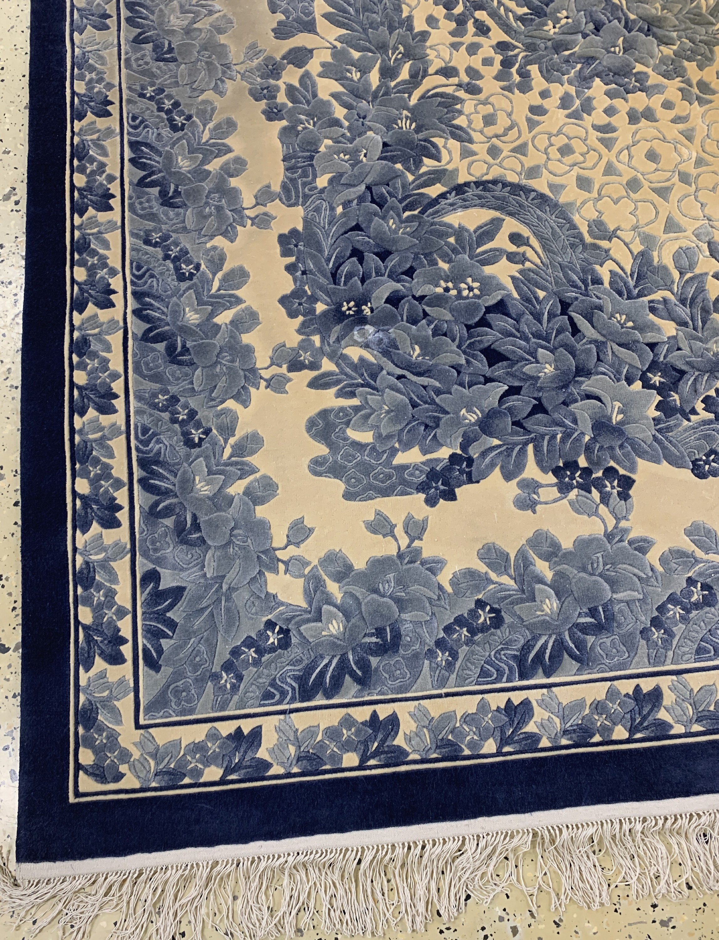 Detail b: Seidenteppich, China, Ende 20.Jhd, reine Naturseide, ca. 240 x 170 cm, EHZ: 2