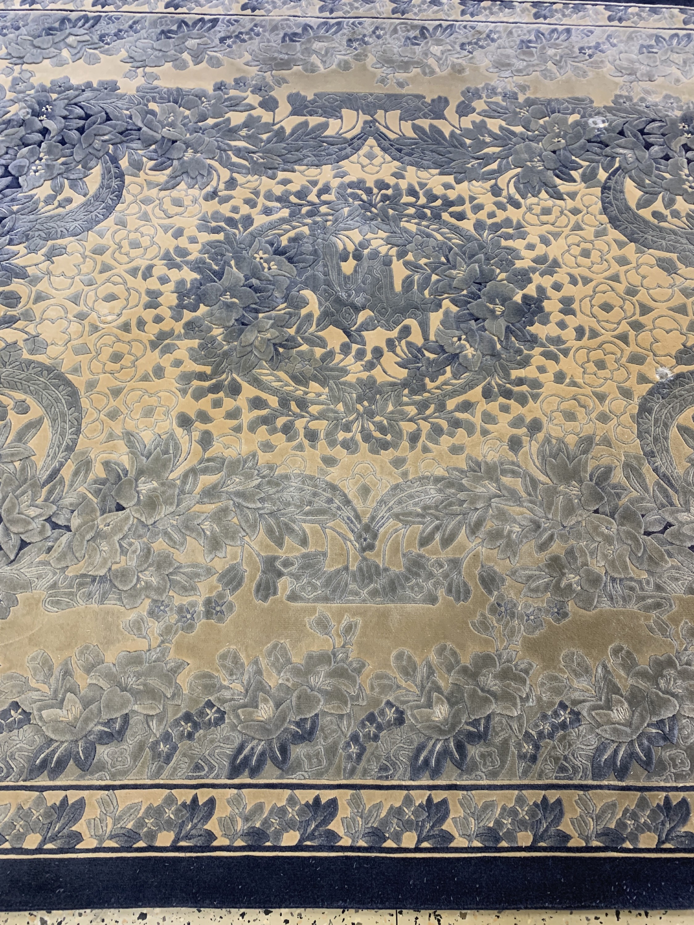 Detail c: Seidenteppich, China, Ende 20.Jhd, reine Naturseide, ca. 240 x 170 cm, EHZ: 2