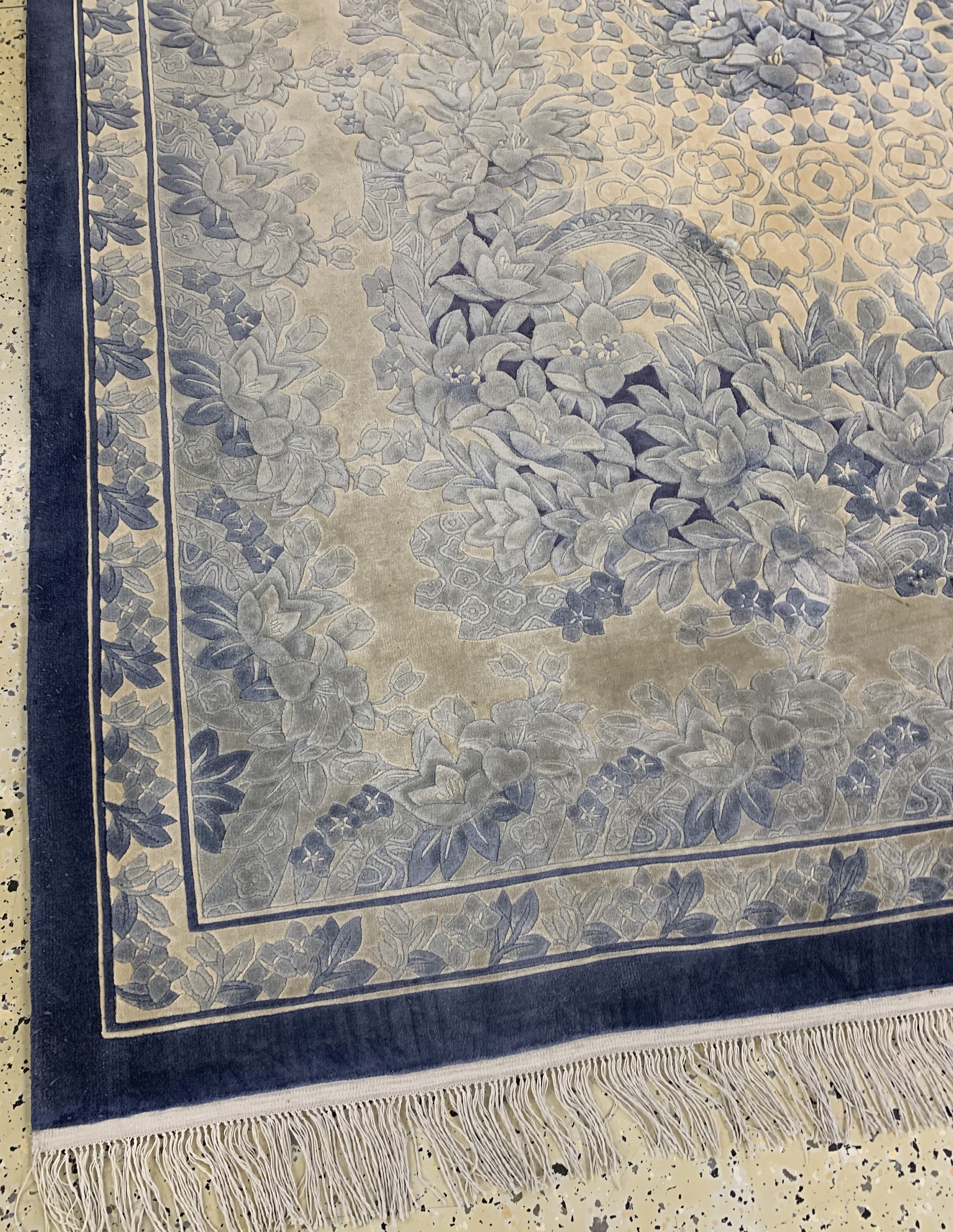 Detail e: Seidenteppich, China, Ende 20.Jhd, reine Naturseide, ca. 240 x 170 cm, EHZ: 2