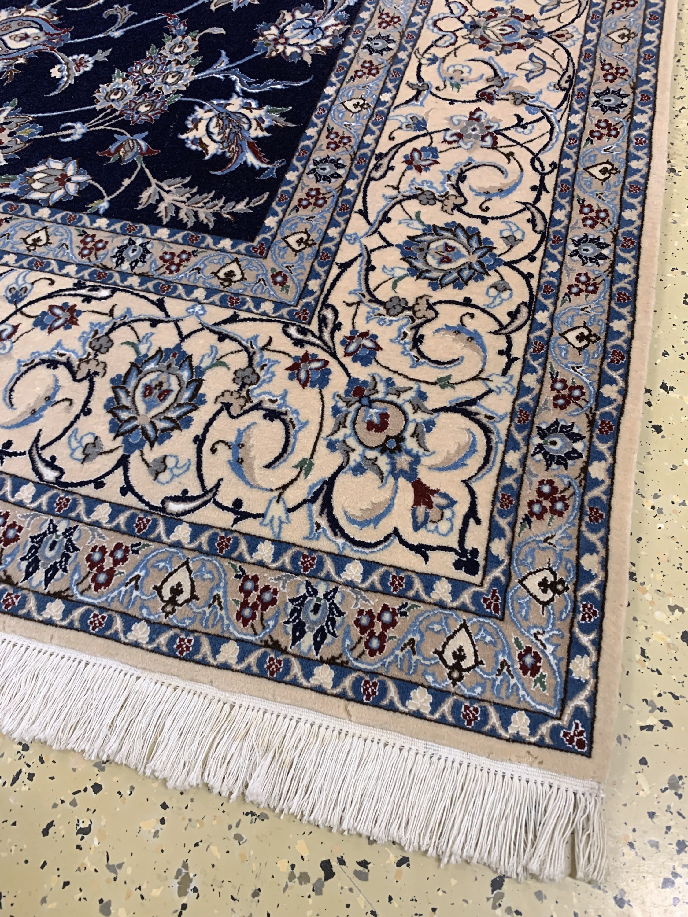 Detail a: Nain fein(6 La), Persien, Ende 20.Jhd, Korkwolle mit Seide, ca. 255 x 197 cm, ca. 1,0Mio. Kn/qm, minimale Mottenfraß am Rand, EHZ: 2