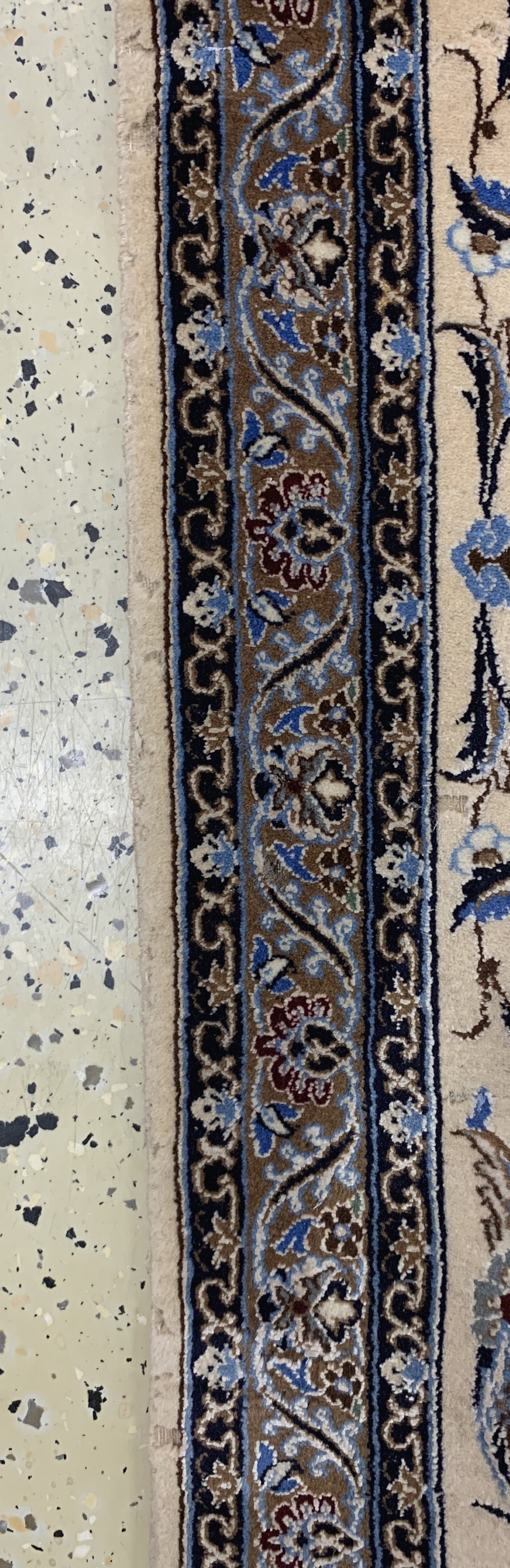 Detail l: Nain fein(6 La), Persien, Ende 20.Jhd, Korkwolle mit Seide, ca. 345 x 250 cm, ca. 1,0Mio. Kn/qm, minimaler Mottenfraß am Rand, EHZ:2