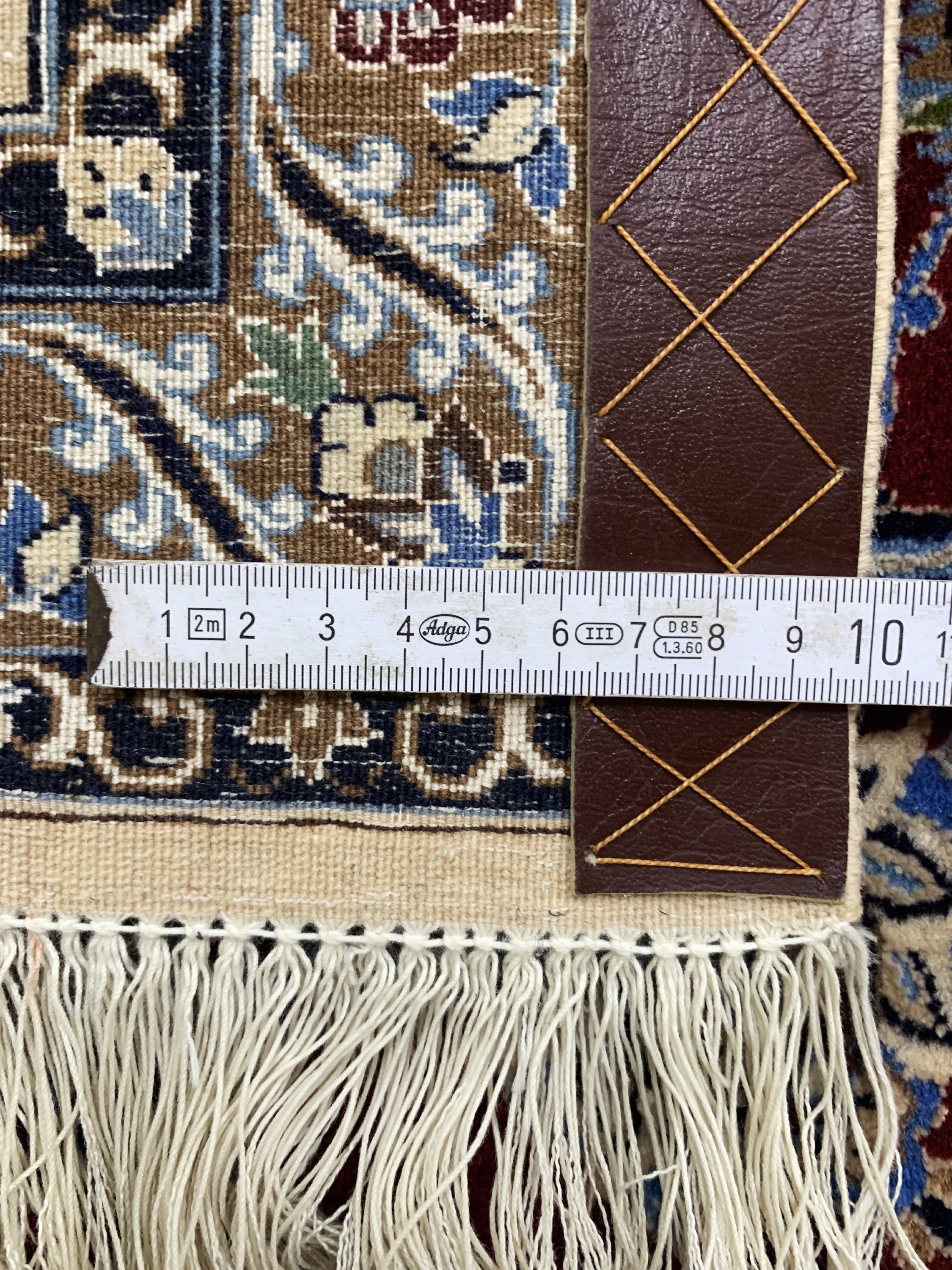 Detail m: Nain fein(6 La), Persien, Ende 20.Jhd, Korkwolle mit Seide, ca. 345 x 250 cm, ca. 1,0Mio. Kn/qm, minimaler Mottenfraß am Rand, EHZ:2
