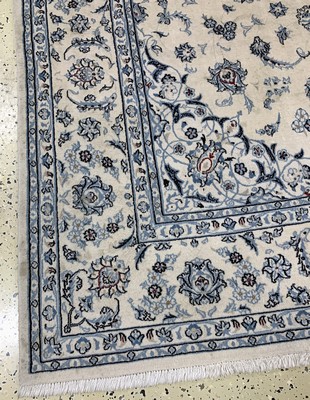 27012840c - Nain fein(9 La), Persien, Ende 20.Jhd, Korkwolle mit Seide, ca. 263 x 222 cm, ...