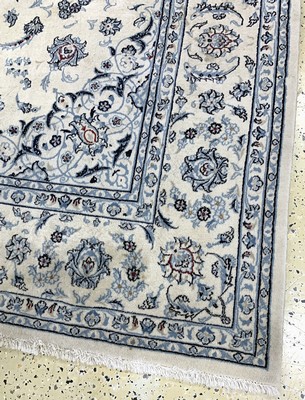 27012840d - Nain fein(9 La), Persien, Ende 20.Jhd, Korkwolle mit Seide, ca. 263 x 222 cm, ...