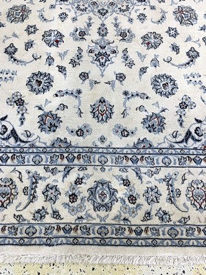 27012840e - Nain fein(9 La), Persien, Ende 20.Jhd, Korkwolle mit Seide, ca. 263 x 222 cm, ...