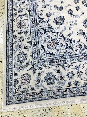 27012840f - Nain fein(9 La), Persien, Ende 20.Jhd, Korkwolle mit Seide, ca. 263 x 222 cm, ...