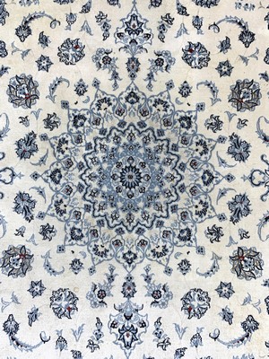 27012840g - Nain fein(9 La), Persien, Ende 20.Jhd, Korkwolle mit Seide, ca. 263 x 222 cm, ...