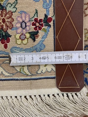 27012880e - Esfahan fein, Persien, Ende 20.Jhd, Korkwolle mit und auf Seide, ca. 122 x 84 cm, ca. ...