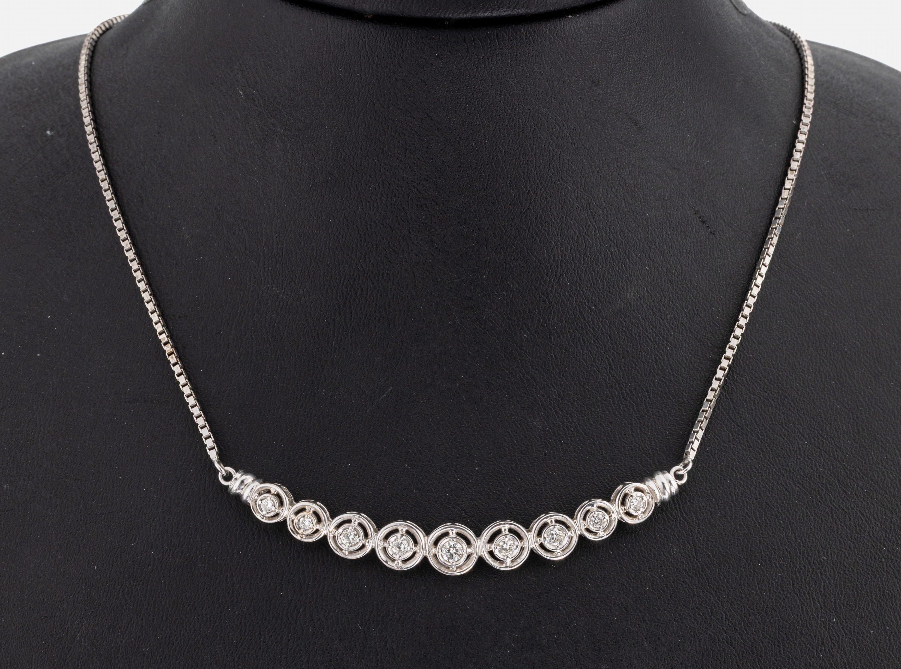 14 kt Gold Brillant-Collier, WG 585/000, Mittelteil aus runden Gliedern im Verlauf, 9 Brillanten zus. ca. 0.50 ct Weiß/si, L. ca 43.5 cm, ...