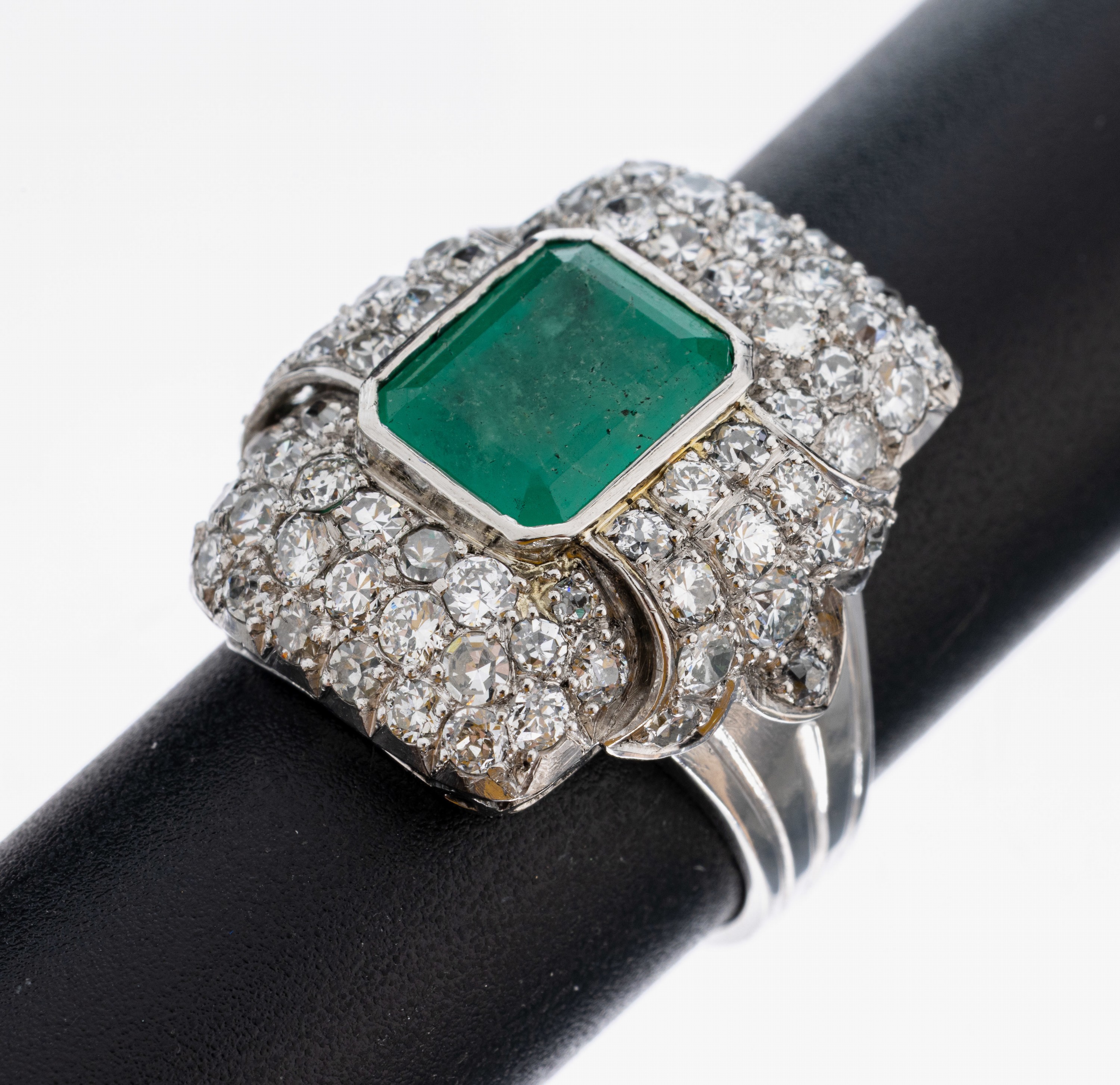 Image 27012948 - Platin Smaragd-Diamant-Ring, 1950er-60er Jahre, Pt gepr., mittig Smaragd im ...