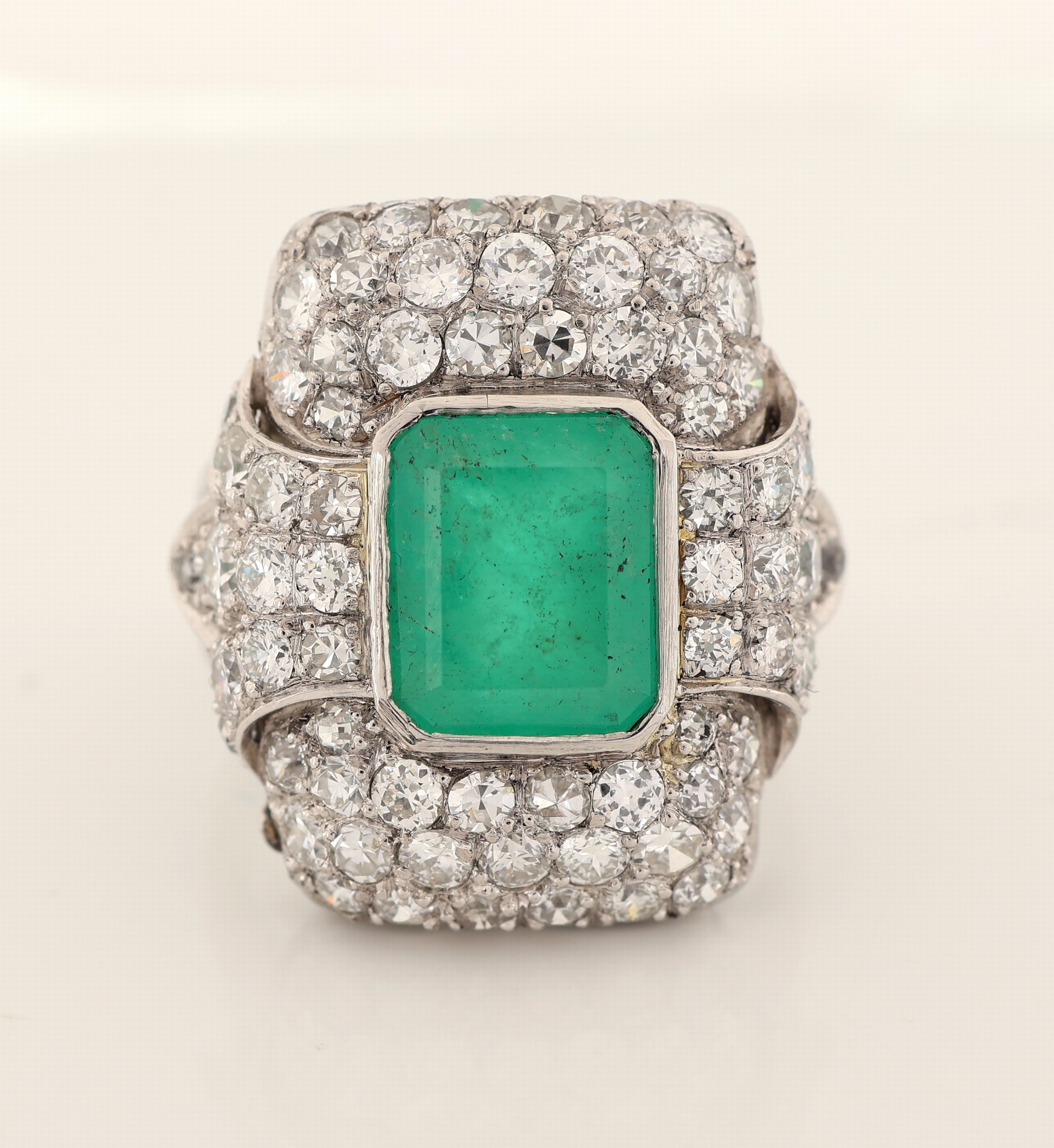 Detail a: Platin Smaragd-Diamant-Ring, 1950er-60er Jahre, Pt gepr., mittig Smaragd im Treppenschliff ca. 3.50 ct, 70 Brillanten, Altschliffdiamanten und ...