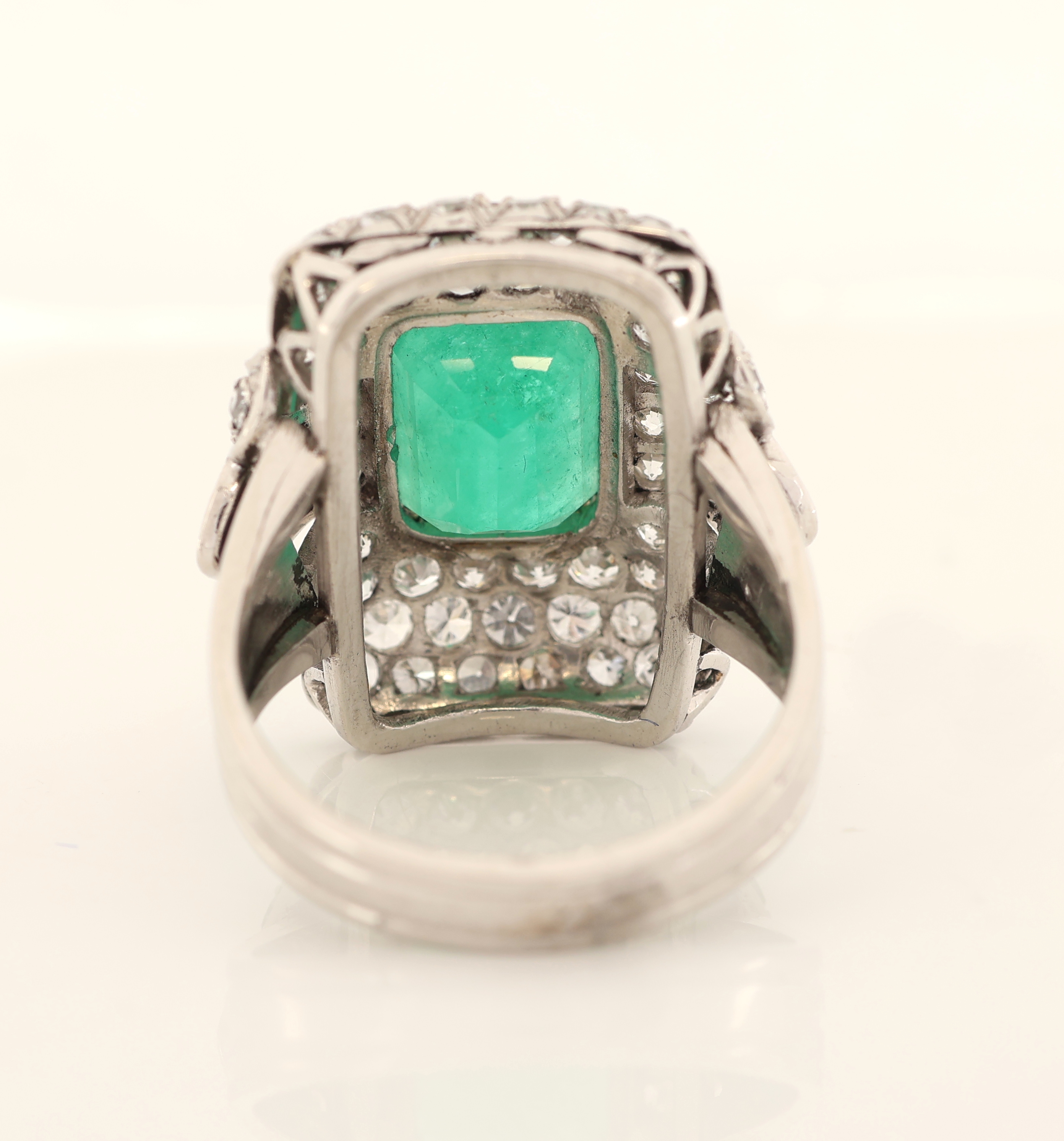 Detail b: Platin Smaragd-Diamant-Ring, 1950er-60er Jahre, Pt gepr., mittig Smaragd im Treppenschliff ca. 3.50 ct, 70 Brillanten, Altschliffdiamanten und ...
