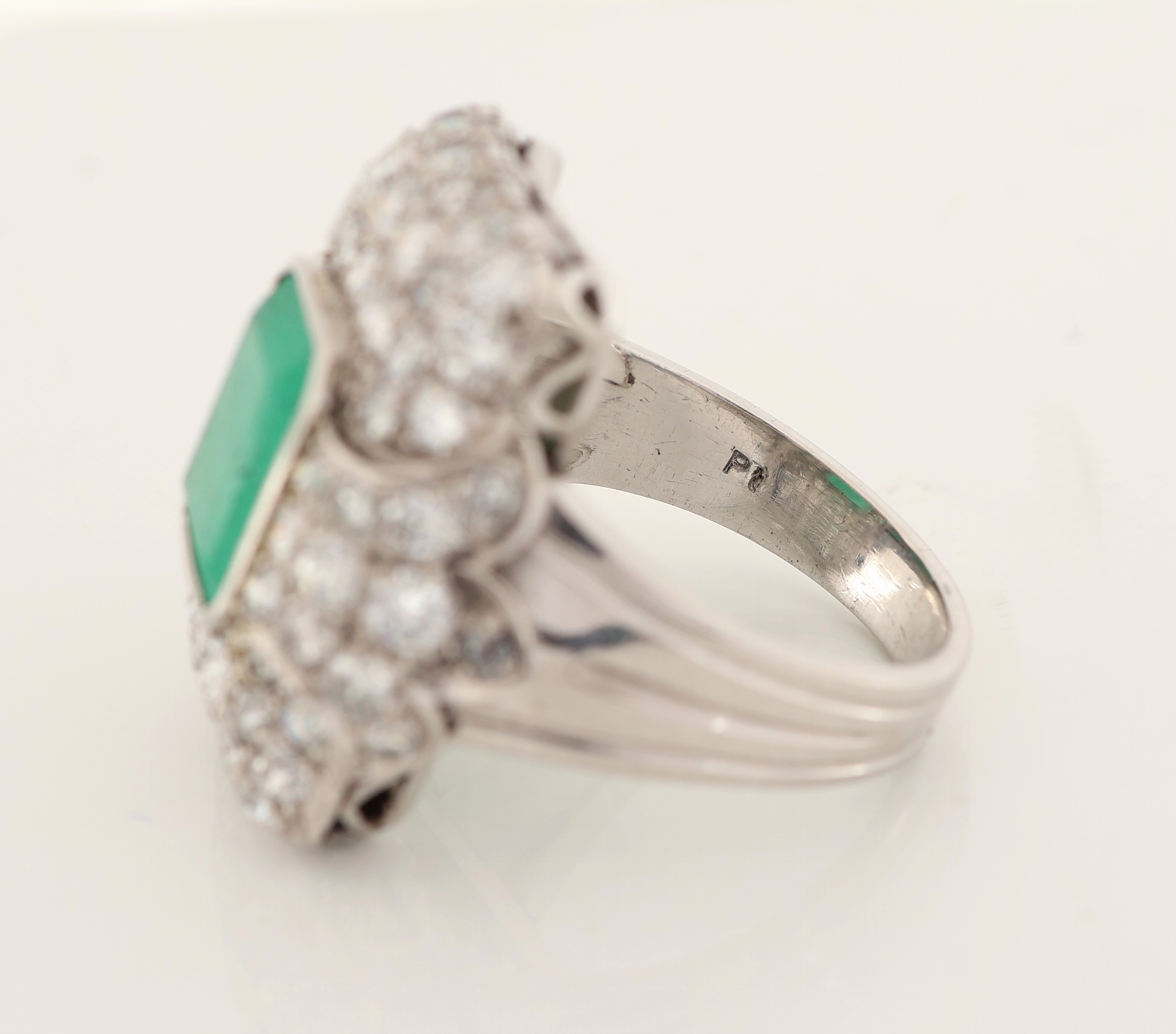 Detail c: Platin Smaragd-Diamant-Ring, 1950er-60er Jahre, Pt gepr., mittig Smaragd im Treppenschliff ca. 3.50 ct, 70 Brillanten, Altschliffdiamanten und ...