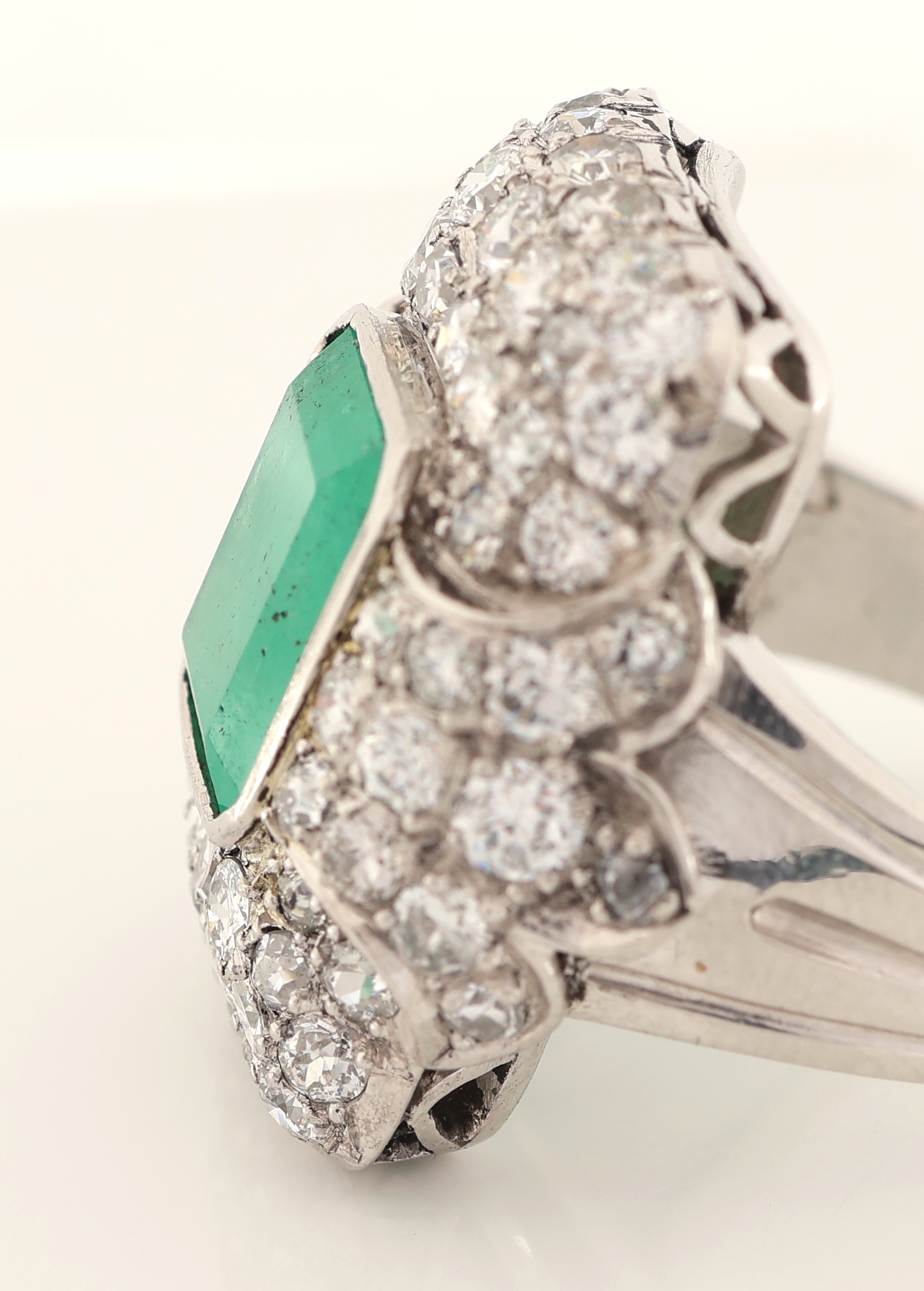 Detail d: Platin Smaragd-Diamant-Ring, 1950er-60er Jahre, Pt gepr., mittig Smaragd im Treppenschliff ca. 3.50 ct, 70 Brillanten, Altschliffdiamanten und ...