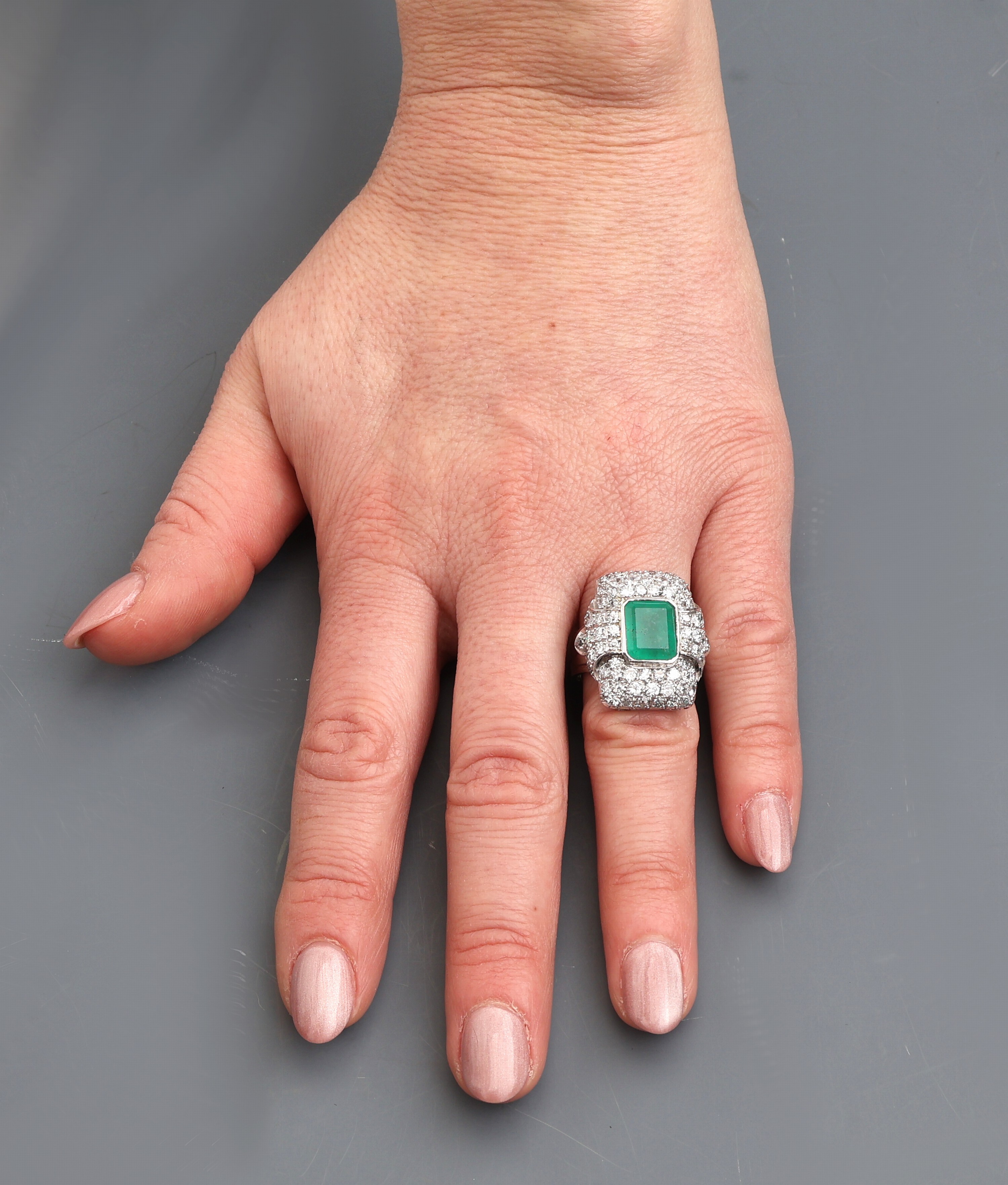 Detail e: Platin Smaragd-Diamant-Ring, 1950er-60er Jahre, Pt gepr., mittig Smaragd im Treppenschliff ca. 3.50 ct, 70 Brillanten, Altschliffdiamanten und ...