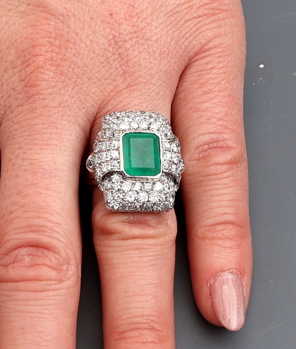 Detail f: Platin Smaragd-Diamant-Ring, 1950er-60er Jahre, Pt gepr., mittig Smaragd im Treppenschliff ca. 3.50 ct, 70 Brillanten, Altschliffdiamanten und ...