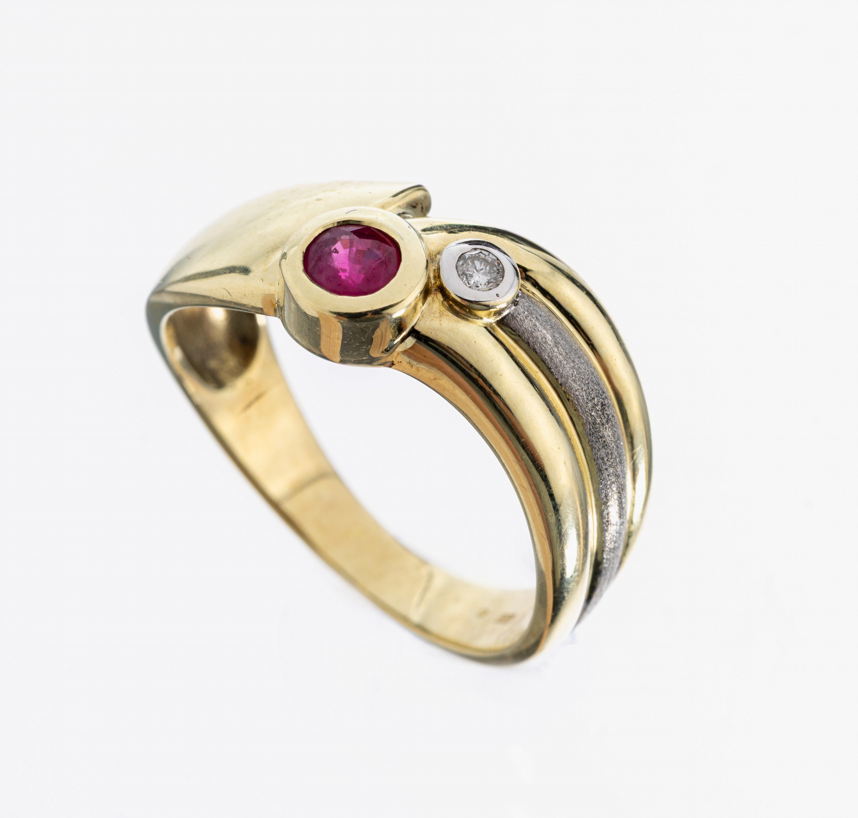 Image 27012971 - 14 kt Gold Rubin-Brillant-Ring, GG/WG 585/000, 1 rundfacett. Rubin ca. 0.15 ct, 1 ...