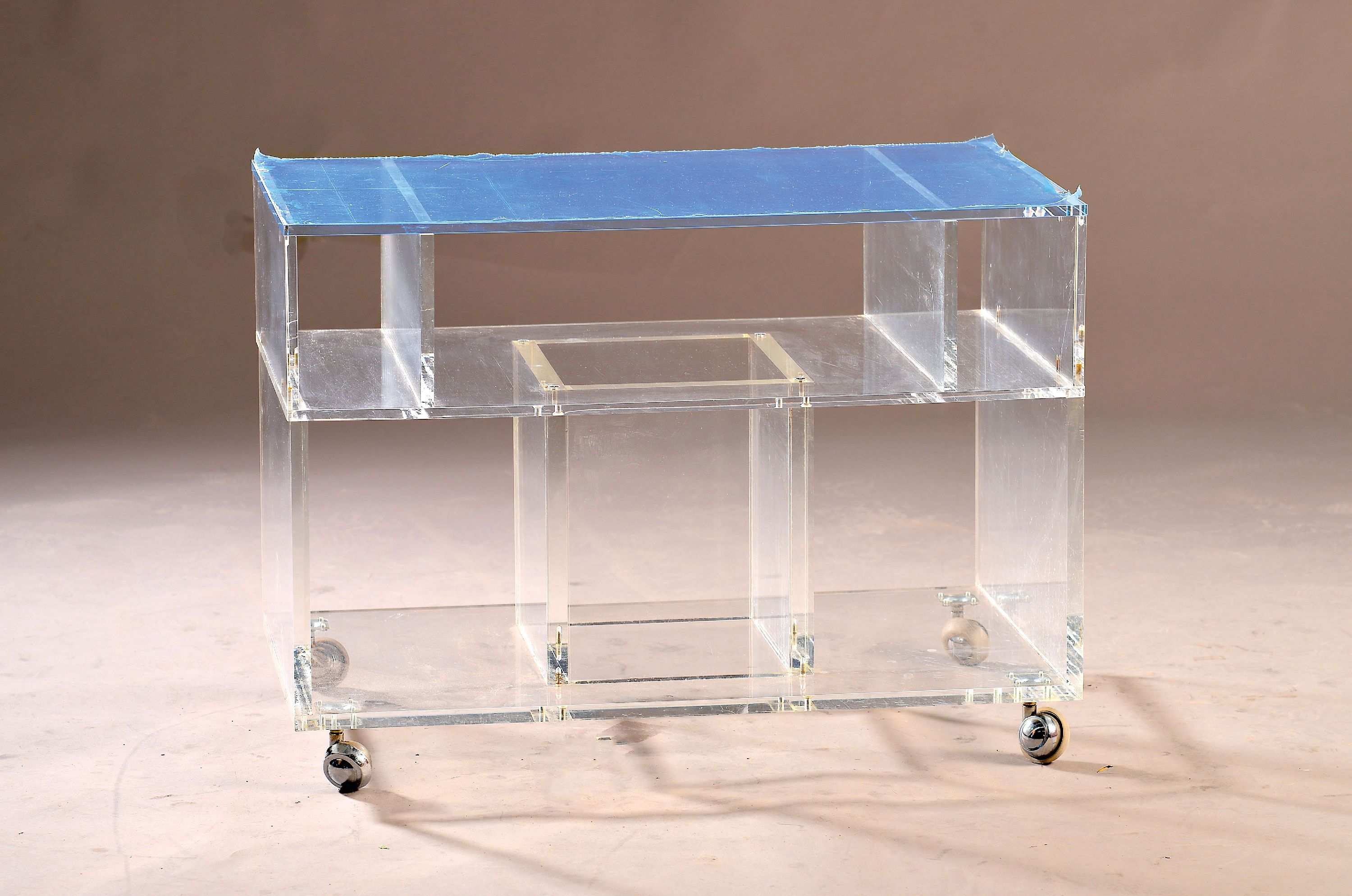 Image 27012976 - Rollwagen/Beistelltisch, 20.Jh., aus Acryl, auf Rollen, ca. 50 x 70 x 40 cm, EZ 2