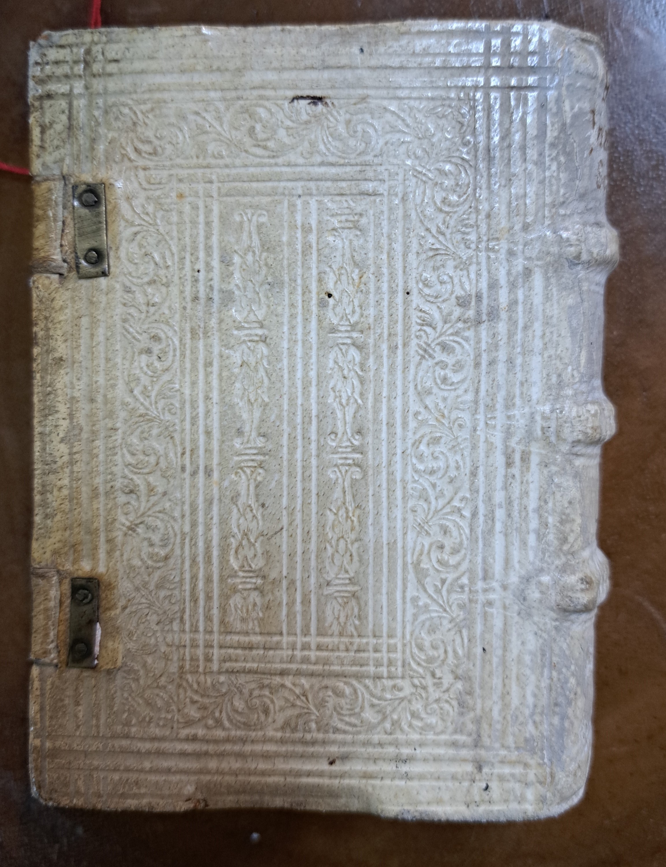 Detail b: Johannes Steelij: Regulae intelligen di scripturas sacras, Antwerpen 1553, 346 Seiten und Index, geprägter Pergamenteinband mit zwei Schließen, in ...