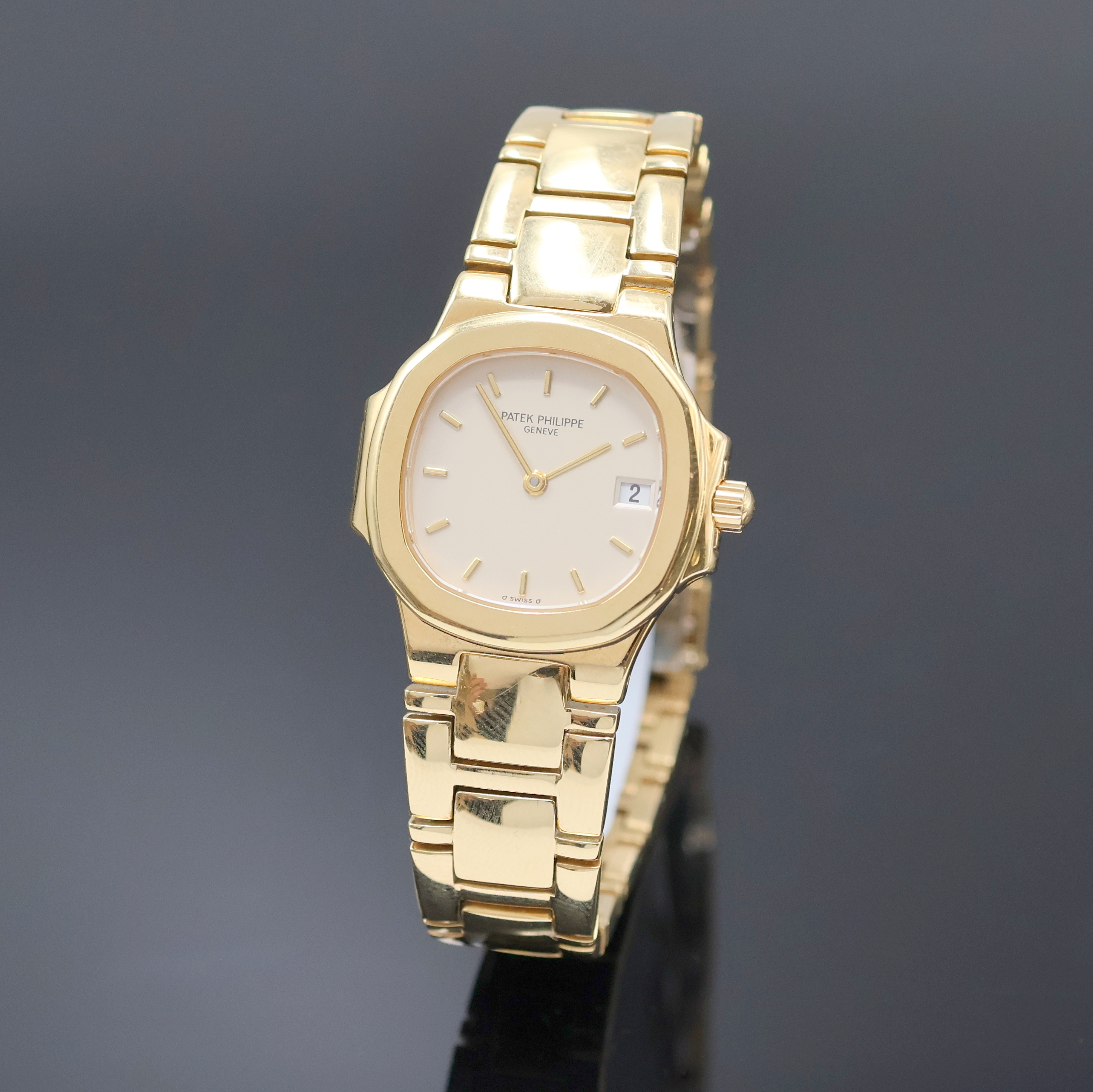 Image 27013029 - PATEK PHILIPPE Nautilus feine Damenarmbanduhr in GG 750/000 Referenz 4700/51, Schweiz um ...