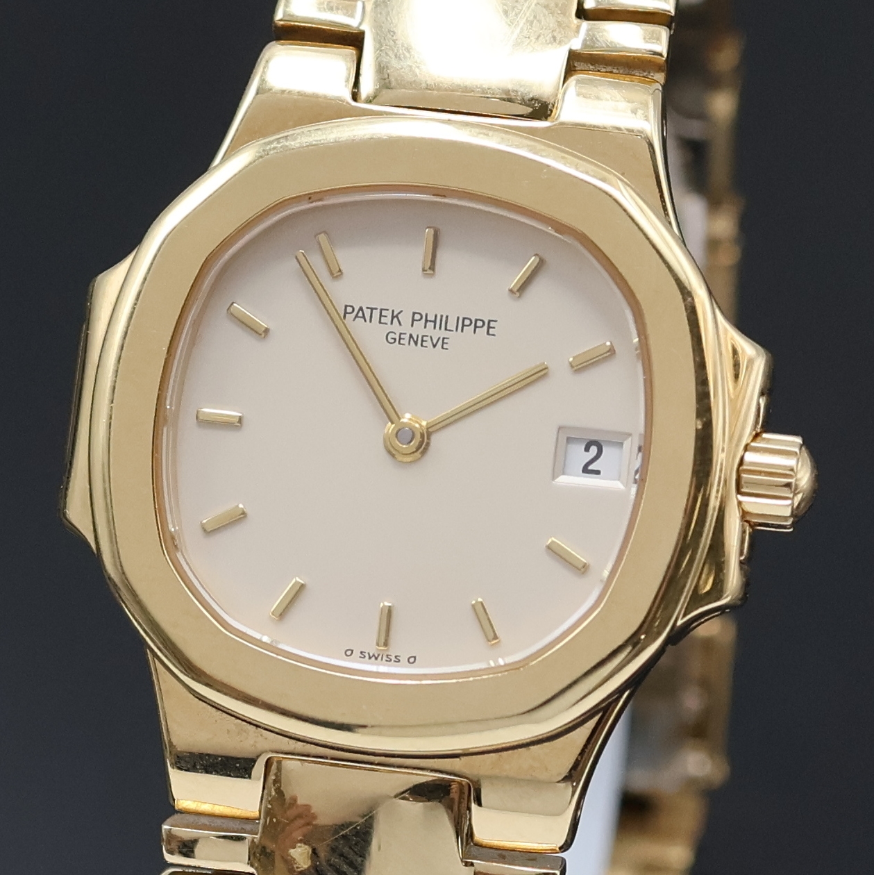 Detail a: PATEK PHILIPPE Nautilus feine Damenarmbanduhr in GG 750/000 Referenz 4700/51, Schweiz um 1990, quarz, seitl. über Lünette 4-fach verschr., ...