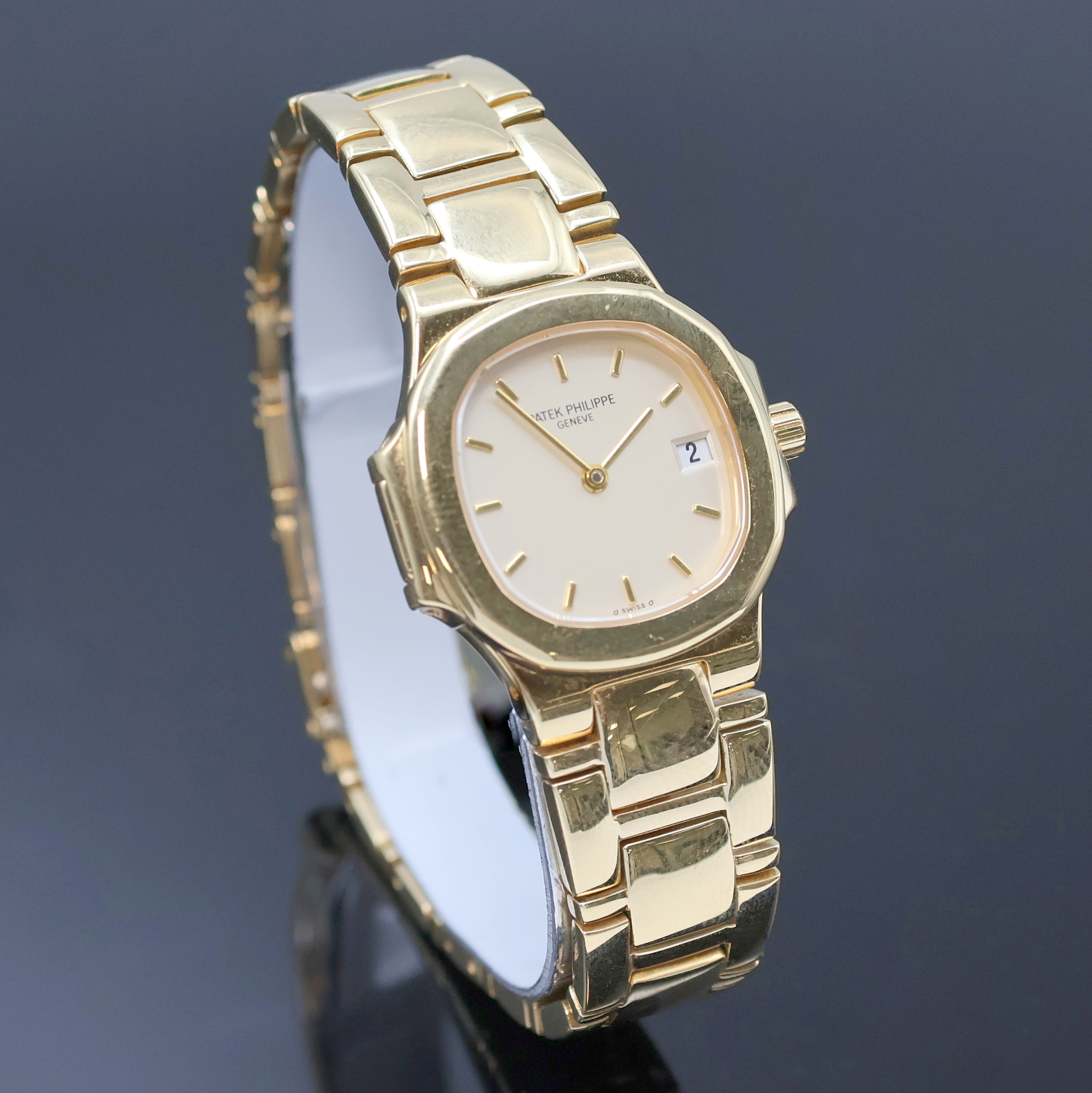 Detail b: PATEK PHILIPPE Nautilus feine Damenarmbanduhr in GG 750/000 Referenz 4700/51, Schweiz um 1990, quarz, seitl. über Lünette 4-fach verschr., ...