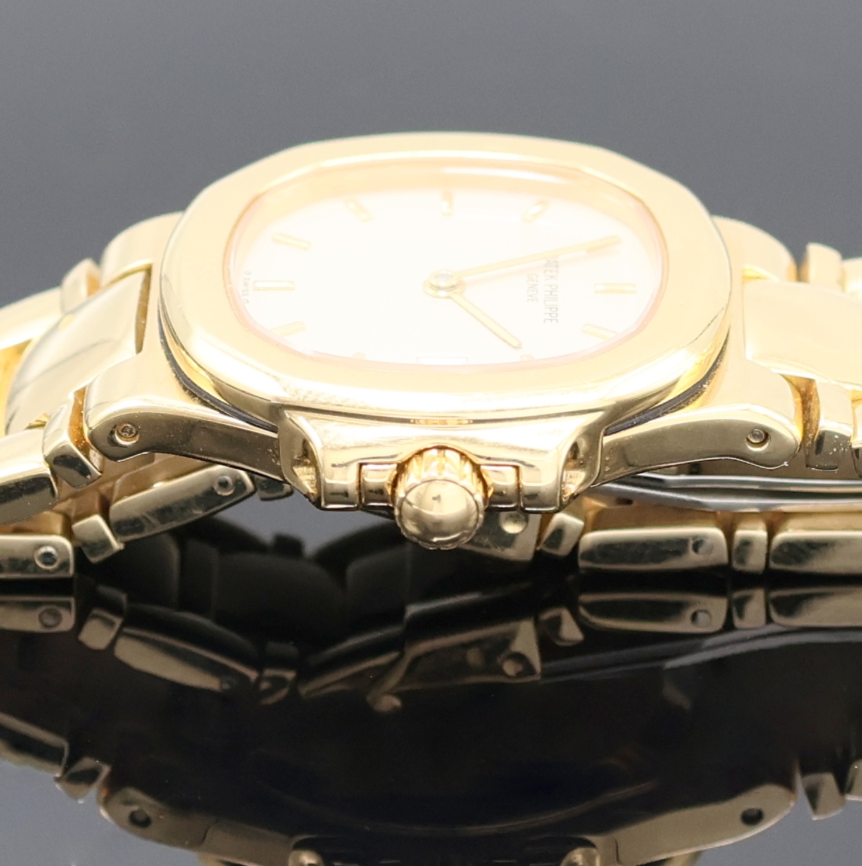 Detail d: PATEK PHILIPPE Nautilus feine Damenarmbanduhr in GG 750/000 Referenz 4700/51, Schweiz um 1990, quarz, seitl. über Lünette 4-fach verschr., ...