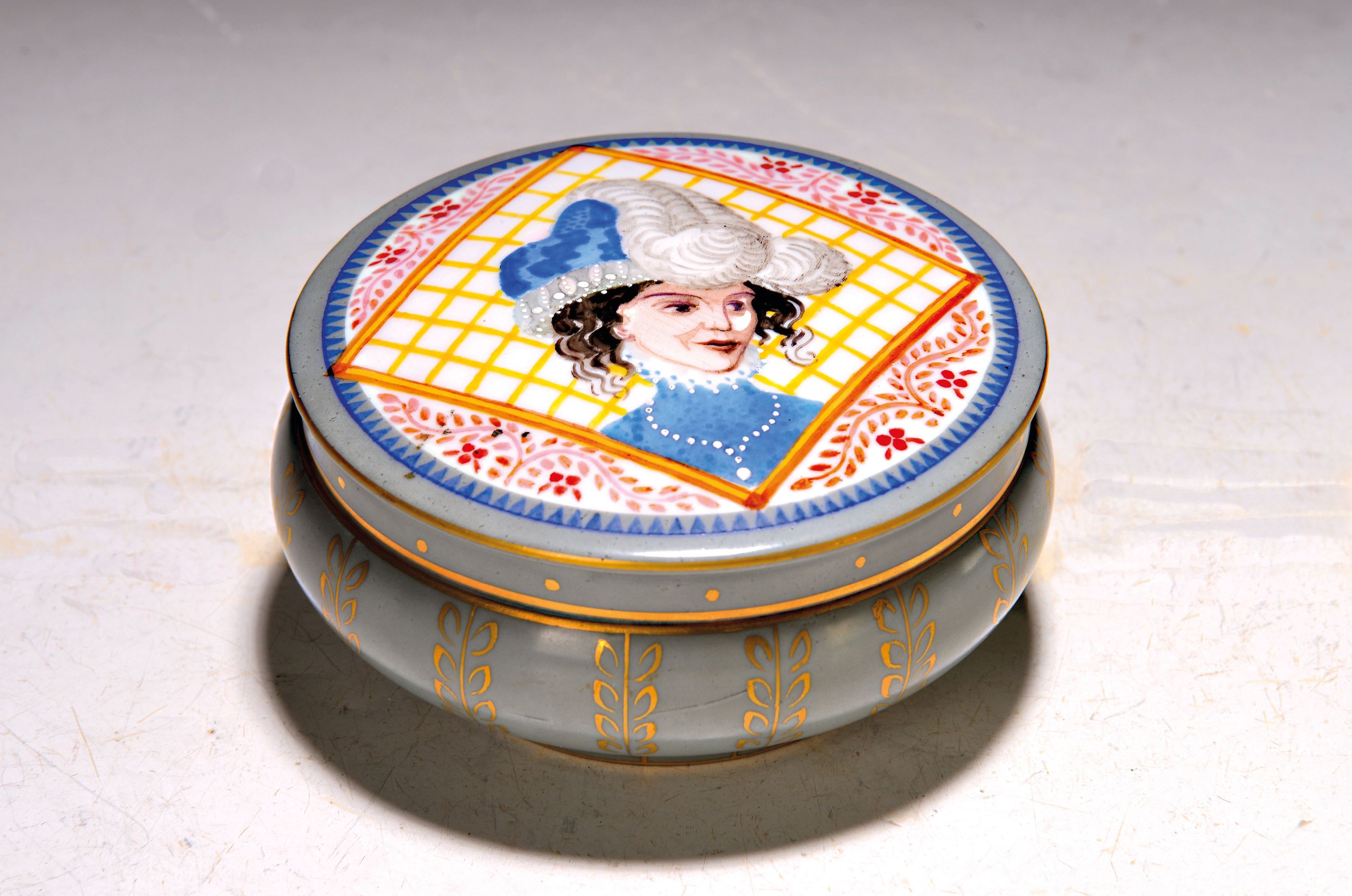 Image 27013529 - Deckeldose, Nymphenburg, Anfang 20. Jh., Porzellan, grau glasiert mit Goldstaffage, auf ...