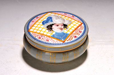 Image Deckeldose, Nymphenburg, Anfang 20. Jh., Porzellan, grau glasiert mit Goldstaffage, auf ...